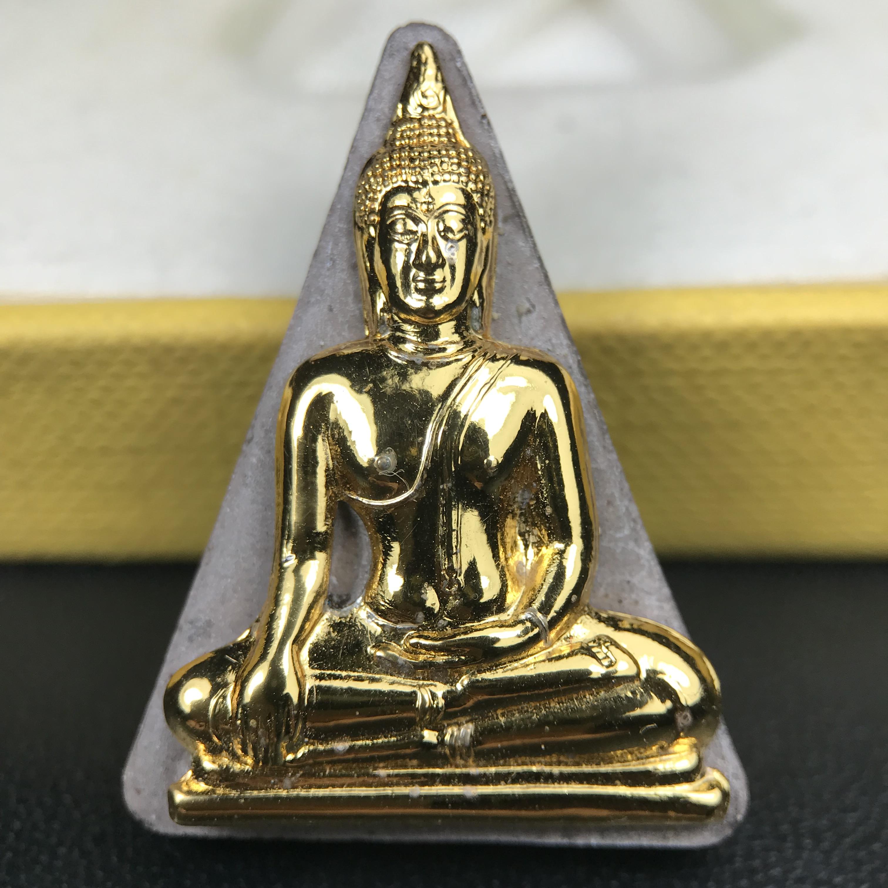 พระพุทธมหาสุวรรณปฏิมากร (หลวงพ่อทองคำ) หลังตรามหามงคลเฉลิมพระชนมพรรษา 80 พรรษา รัชกาลที่9 วัดไตรมิตรวิทยาราม กรุงเทพฯ ปี 2550 พระพิมพ์หน้าทองคำ(หายาก 1 ใน 999 องค์)