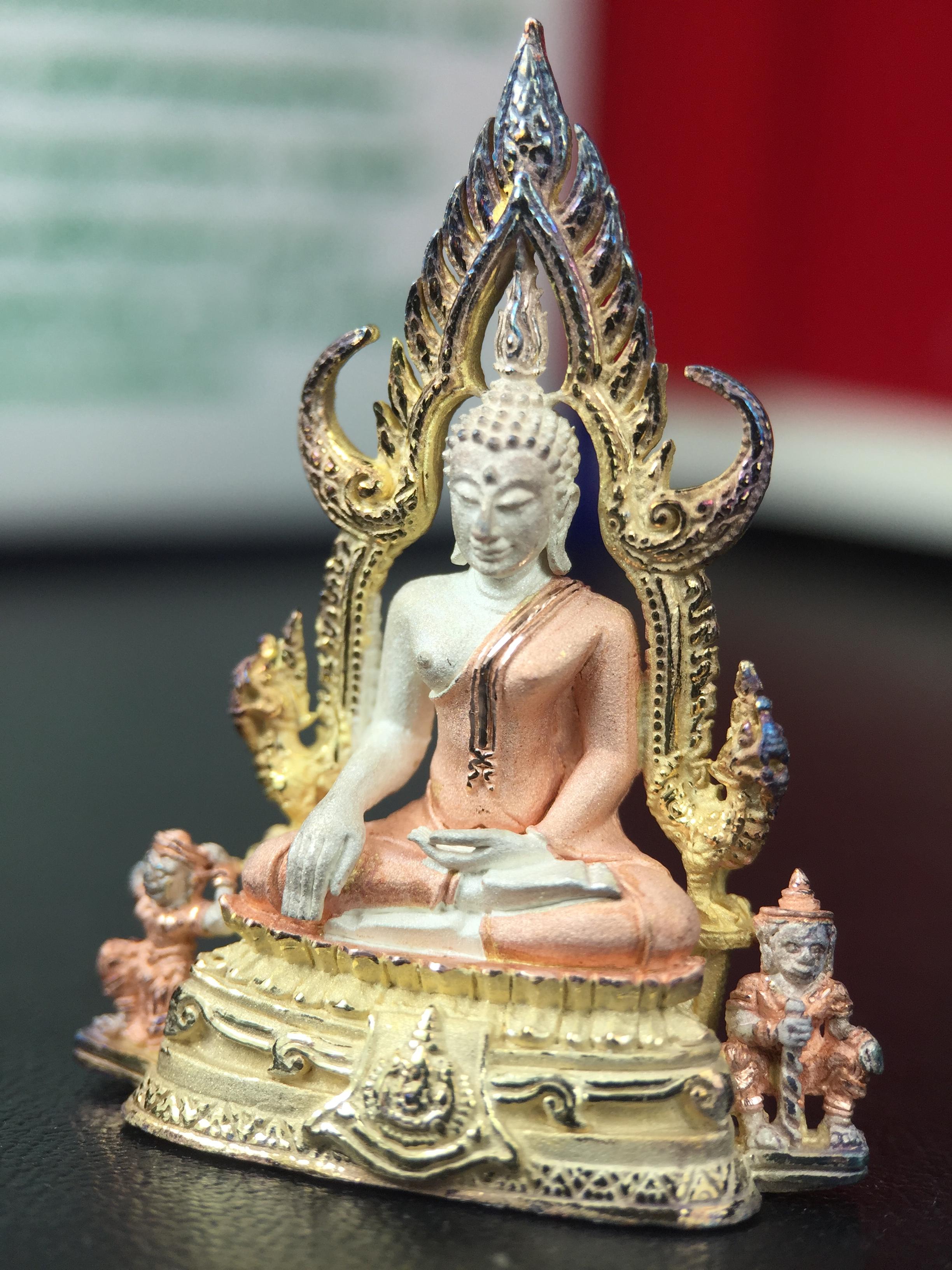 พระพุทธชินราช ภปร. ในวโรกาสพระราชพิธีมหามงคล เฉลิมพระชนมายุ6รอบ 5ธันวาคม2542 มูลนิธิพิทักษ์ดวงตาประชาชน จัดสร้าง เนื้อเงินบริสุทธิ์ 99.9% แบบสามกษัตริย์ขัดเงาบางส่วน พิมพ์ใหญ่ ขนาดสูง 3.4 ซม. พร้อมกล่องบรรจุเดิม