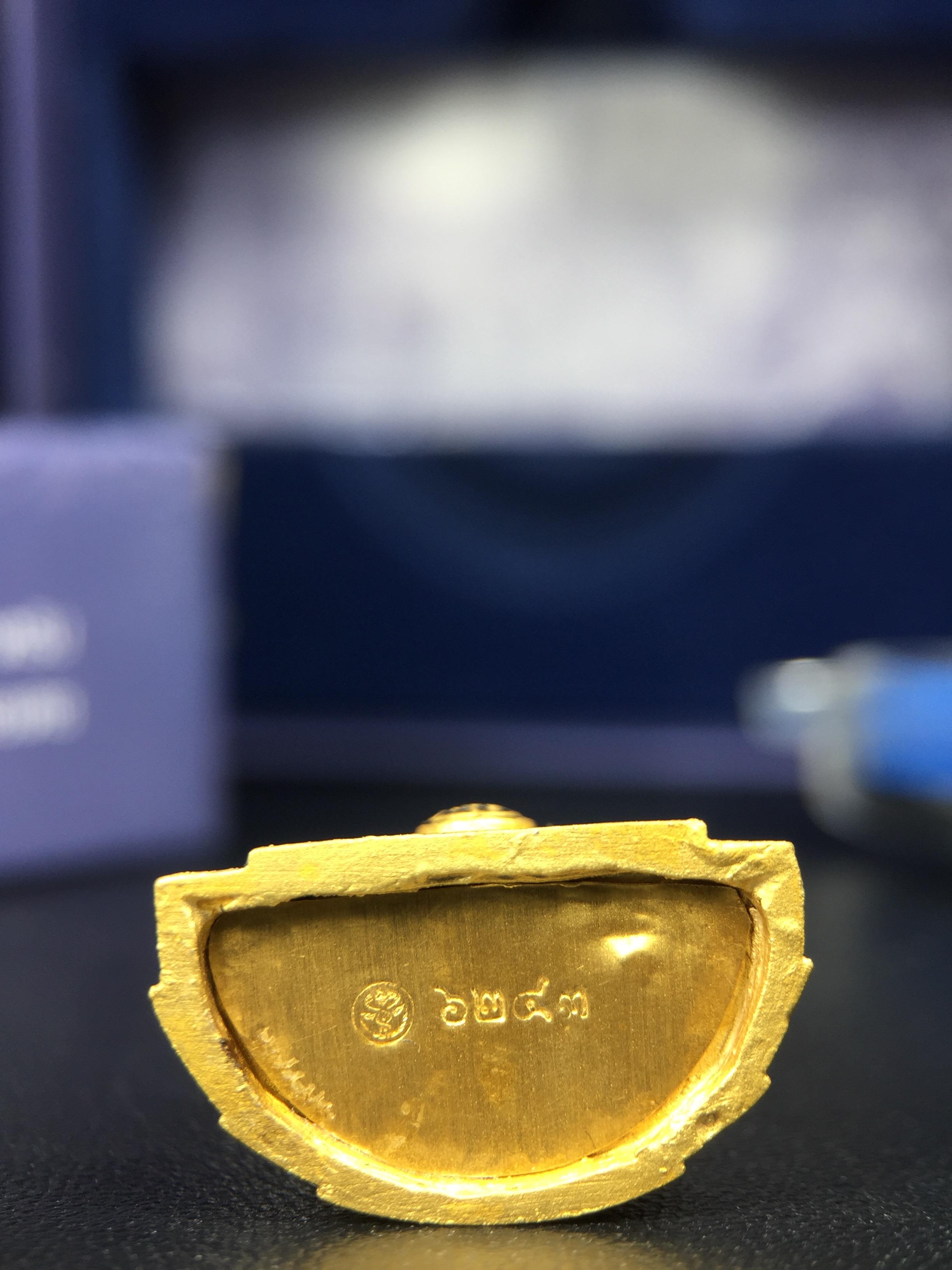 พระแก้วมรกต ภปร. จัดสร้างโดย รพ.ภูมิพลฯ ปี2547 ลอยองค์ขนาดหน้าตัก 1/2 นิ้ว เนื้อเรซิ่นหุ้มทองคำ99.99 งดงามทรงคุณค่าอีกหนึ่งรุ่นยอดนิยม หายาก