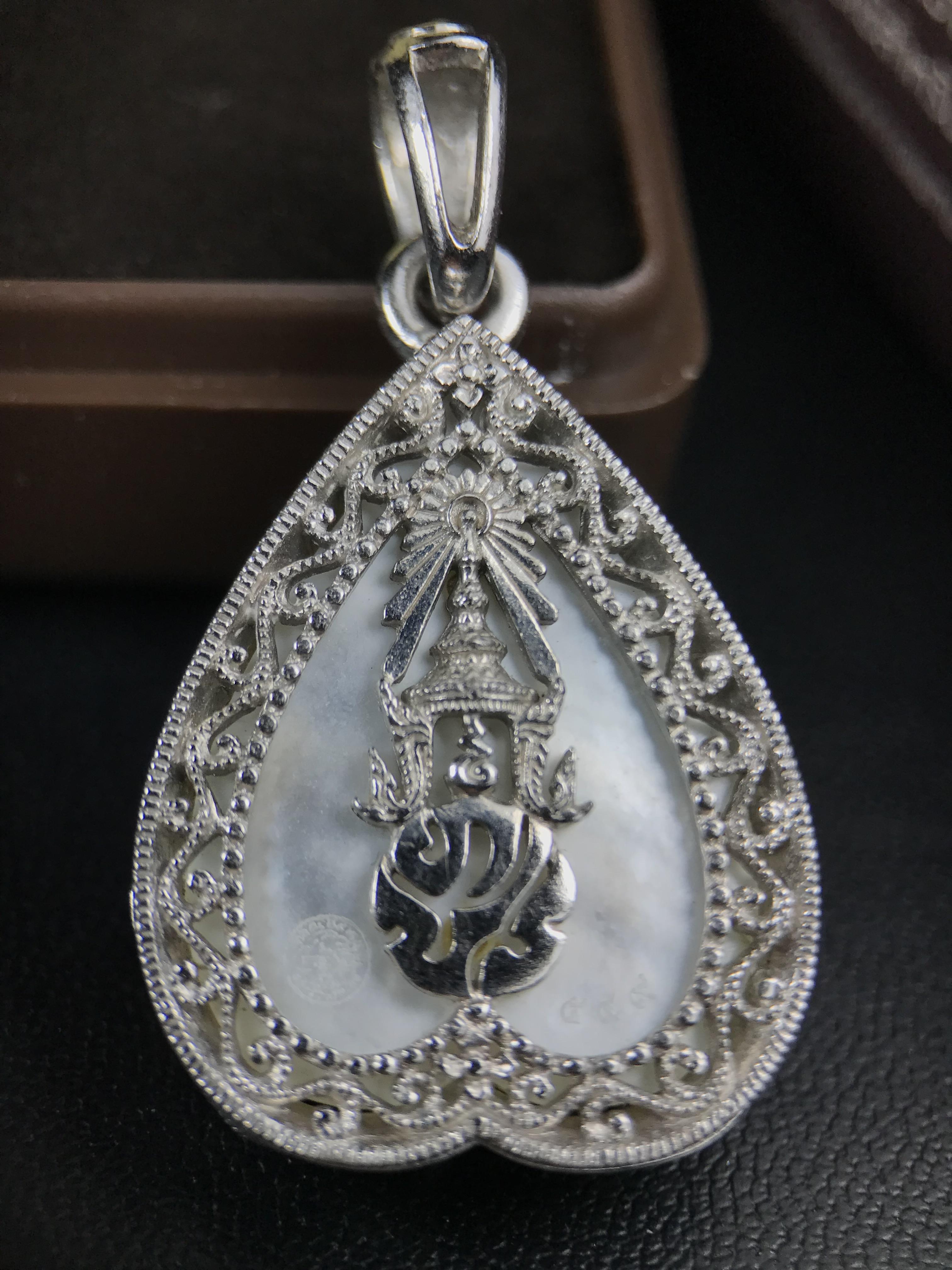 พระพุทธชินราช ภปร. โครงการ "เพราะแผ่นดินนี้ คือ แผ่นดินเกิด" ปี 2548(รุ่นแรก) เหรียญทรงใบโพธิ์ ขนาด 21 x 29 มม. เนื้อเงินสามกษัตริย์ องค์พระชุบสามกษัตริย์ ล้อมด้วยกรอบเงินชุบทองคำขาวสลักเสลาเป็นลวดลายละเอียดอ่อน ส่วนพื้นองค์พระเป็นเปลือกหอยมุข