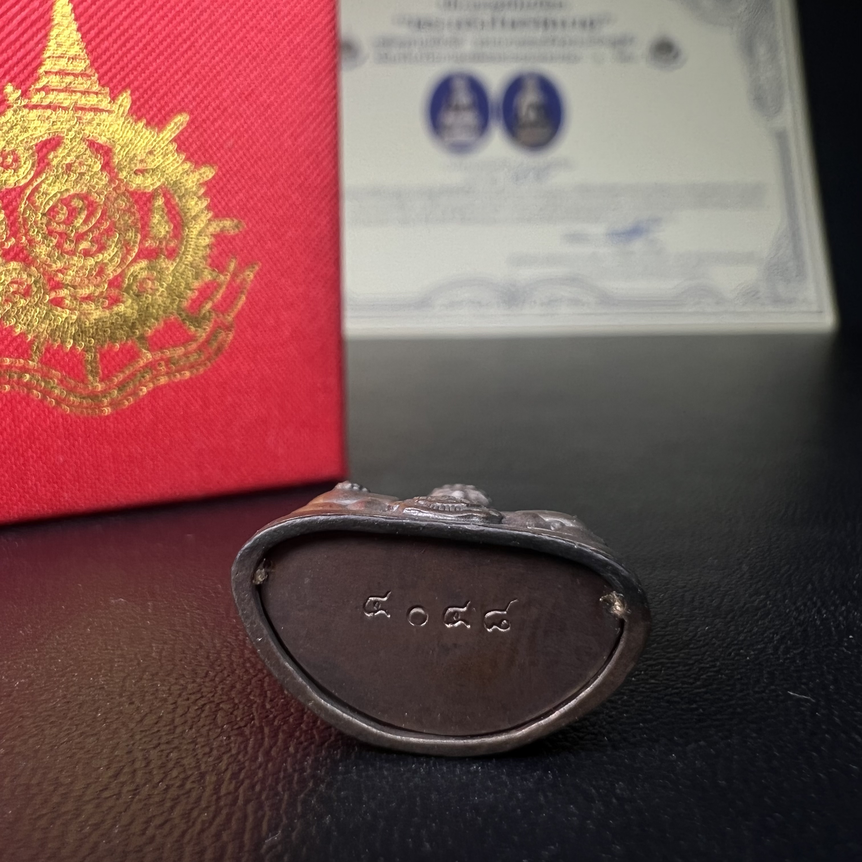 พระกริ่งไพรีพินาศ เฉลิมพระเกียรติ พระบาทสมเด็จพระเจ้าอยู่หัวรัชกาลที่9 พระชนมพรรษา 6 รอบ ปี2542 เนื้อนวโลหะผสมทองคำ(บรรจุเหล็กไหล)ดีนอก-ดีใน***องค์นี้สภาพสวยครบสมบูรณ์ มาพร้อมกล่องเดิมและใบรับรองจากผู้จัดสร้างแบบนี้หายากมาก***