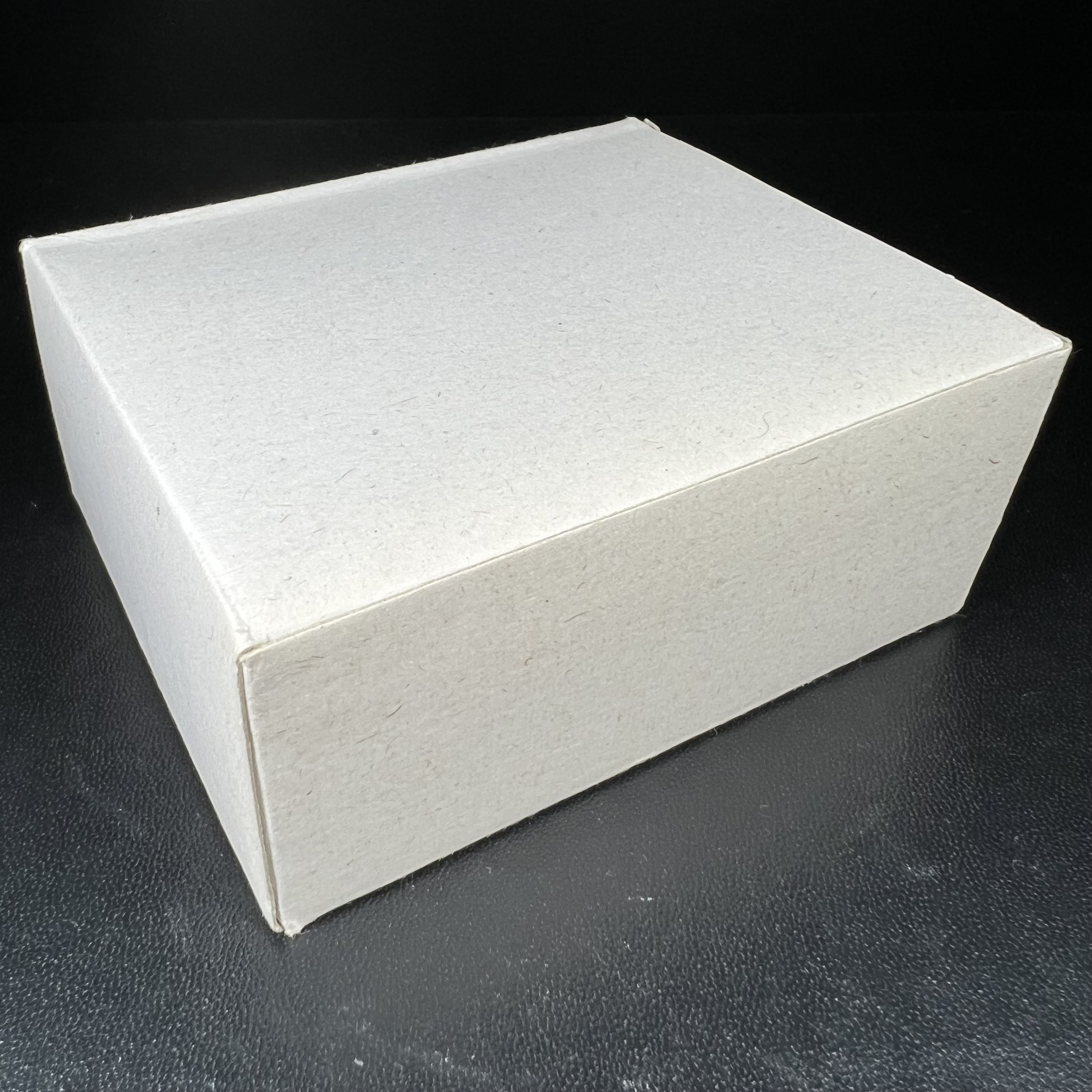 เหรียญพระพิฆเนศวร ญสส. ชุดกาญจนาภิเษกครองราชย์ 50 ปี พุทธศักราช 2538 พิมพ์ใหญ่(2.9 ซม.) เนื้อเงินผิวเดิมกลับดำขึ้นสีรุ้งเข้มขลังงดงามธรรมชาติสร้างสรรค์ สภาพสวยเดิมพร้อมกล่องบรรจุเดิม ตอกโค๊ดหมายเลขกำกับ(1ใน 5539องค์)