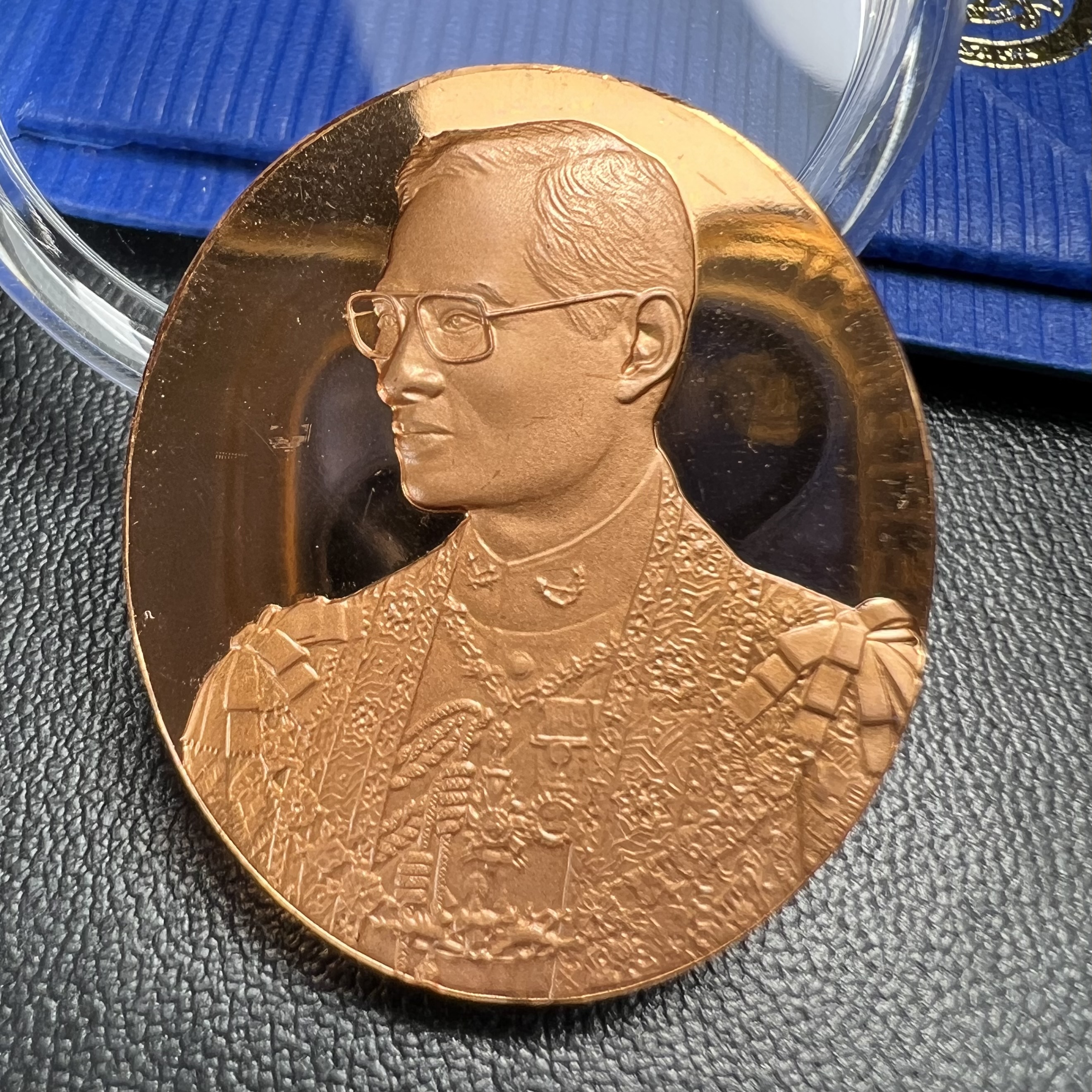 เหรียญ ร.9 เฉลิมพระเกียรติ 72 พรรษา 3 มิติโฮโลแกรม(รุ่นแรก) เนื้อทองแดงขัดเงา(ผลิตจากโรงงานกษาปณ์ฮูกานินทร์ ประเทศสวิสเซอร์แลนด์)(สภาพสวยเดิมพร้อมกล่องบรรจุใบรับรองเดิม)