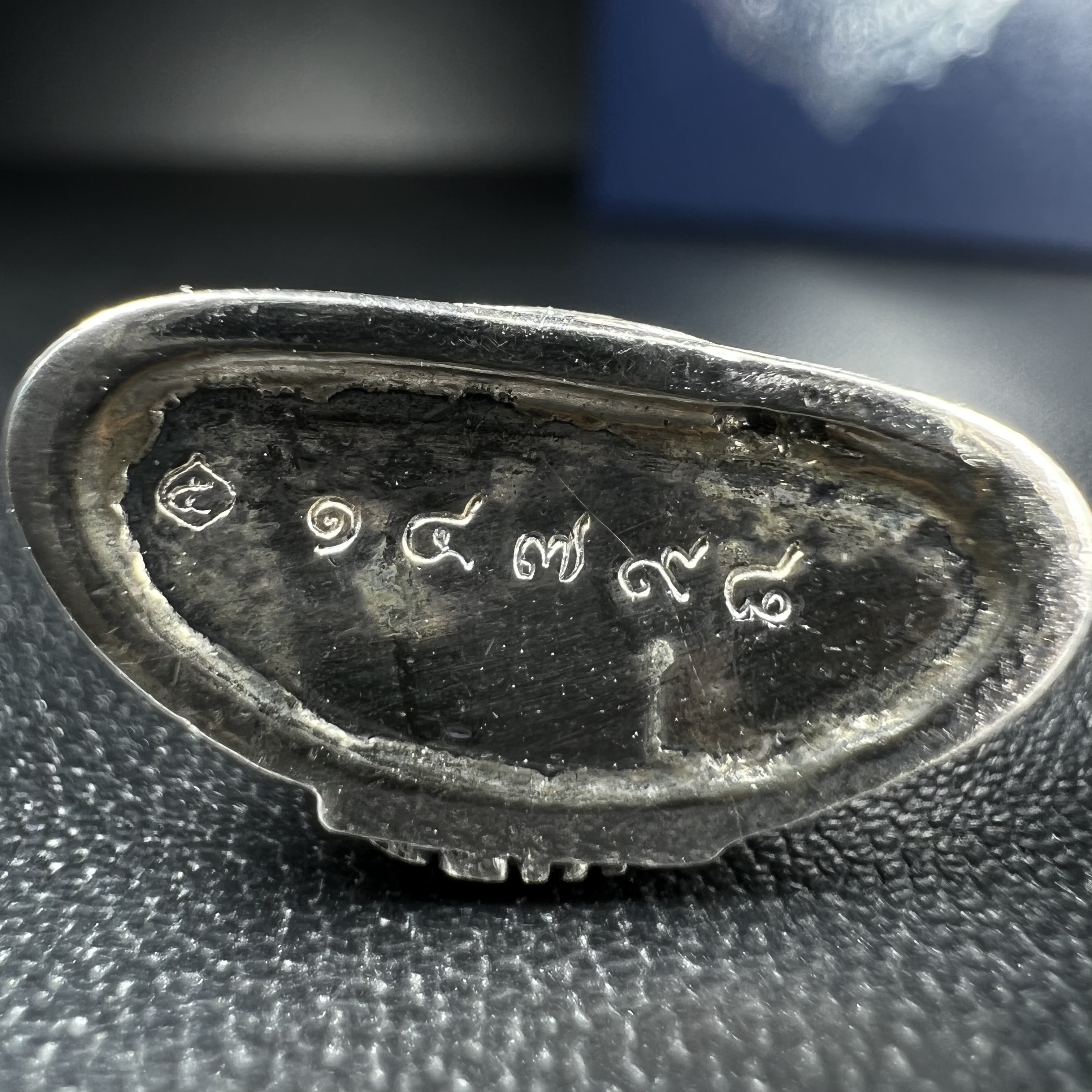 พระแก้วมรกต กรมสรรพสามิตจัดสร้างขึ้นเนื่องในโอกาสครบรอบ 64 ปีของกรมสรรพสามิต และเนื่องในวโรกาสที่พระบาทสมเด็จพระเจ้าอยู่หัวทรงครองราชย์ครบ 50 ปีในปีกาญจนาภิเษก เมื่อ พ.ศ.2539 เนื้อเงินรมดำขัดเงาพร้อมกล่องบรรจุเดิม