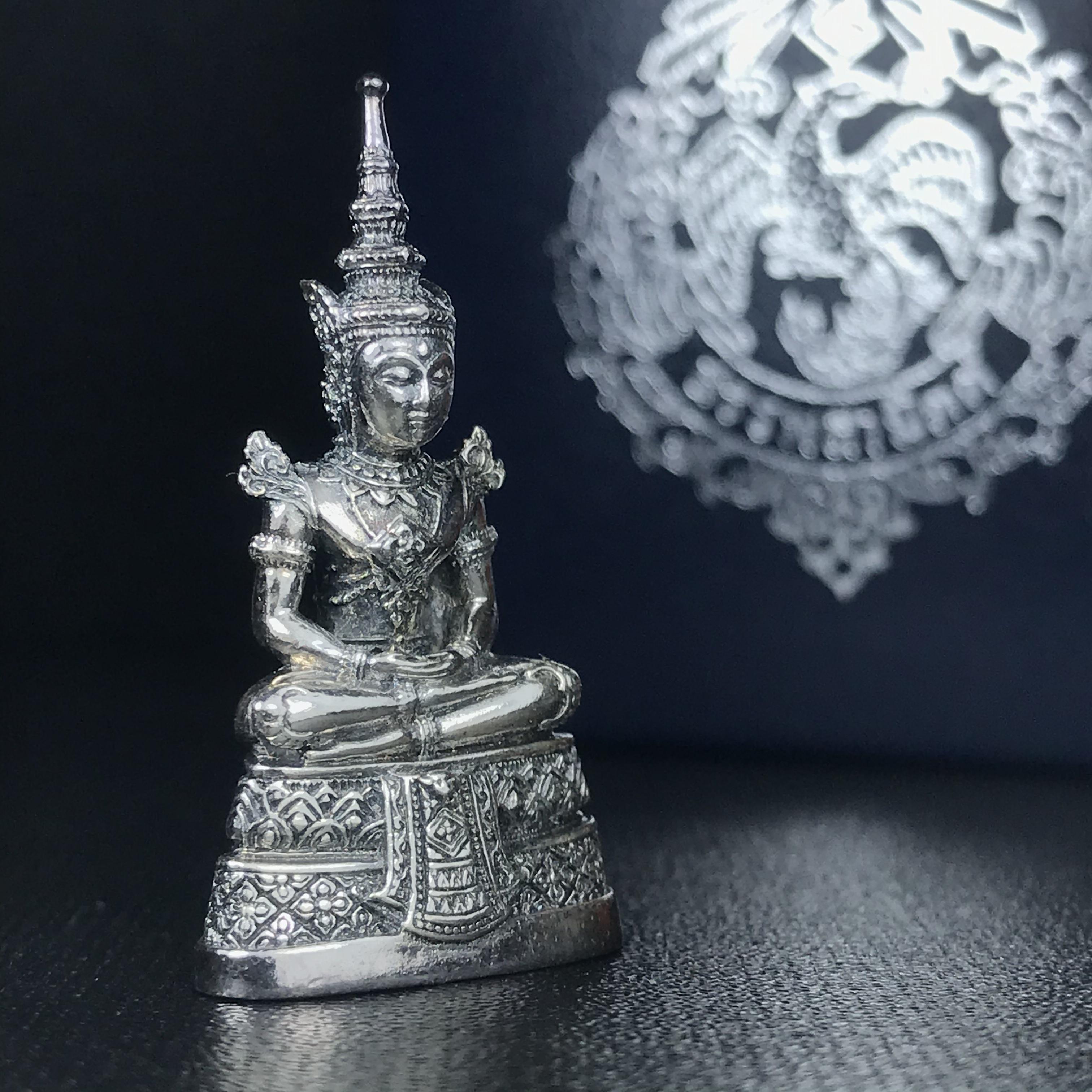 พระแก้วมรกต กรมสรรพสามิตจัดสร้างขึ้นเนื่องในโอกาสครบรอบ 64 ปีของกรมสรรพสามิต และเนื่องในวโรกาสที่พระบาทสมเด็จพระเจ้าอยู่หัวทรงครองราชย์ครบ 50 ปีในปีกาญจนาภิเษก เมื่อ พ.ศ.2539 เนื้อเงินรมดำขัดเงาพร้อมกล่องบรรจุเดิม