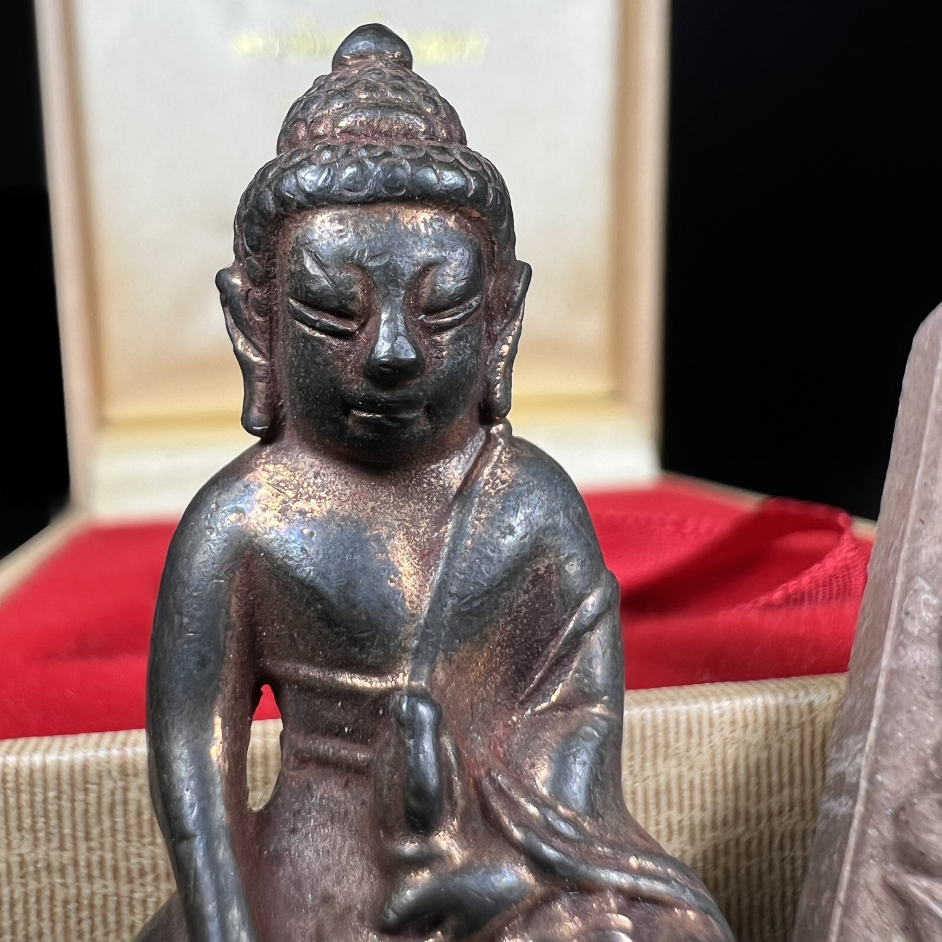 พระกริ่งเจริญโภคทรัพย์ พระพิมพ์จิตรลดา ที่ระลึกโครงการหลวง ปี 2539 ฉลองครองราชสมบัติครบ 50 ปี รัชกาลที่ 9 ตรากาญจนาภิเษกทองคำ(เนื้อทองคำแท้)(ชุดกรรมการหายาก)(1ใน1999ชุด)