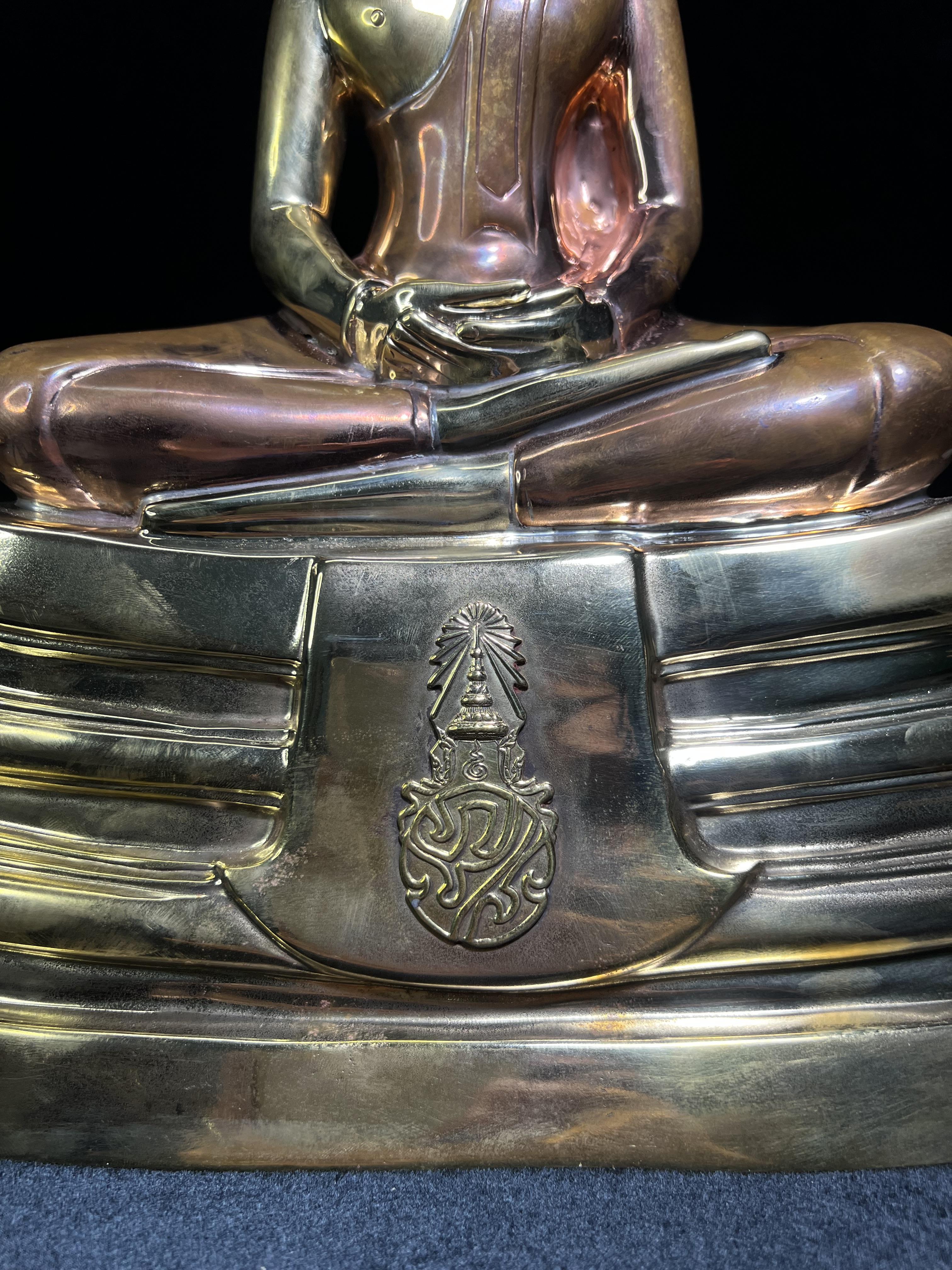 พระบูชาพระพุทธโสธร ภปร. รุ่นย้อนยุค ปี 2539 กาญจนาภิเษกครองราชสมบัติครบ 50ปี ในหลวงรัชกาลที่ 9 ขนาดหน้าตัก 9นิ้ว เนื้อสามกษัตริย์ หมายเลข๐๒๓๒๓(เลขสวย)อีกหนึ่งรุ่นยอดนิยม