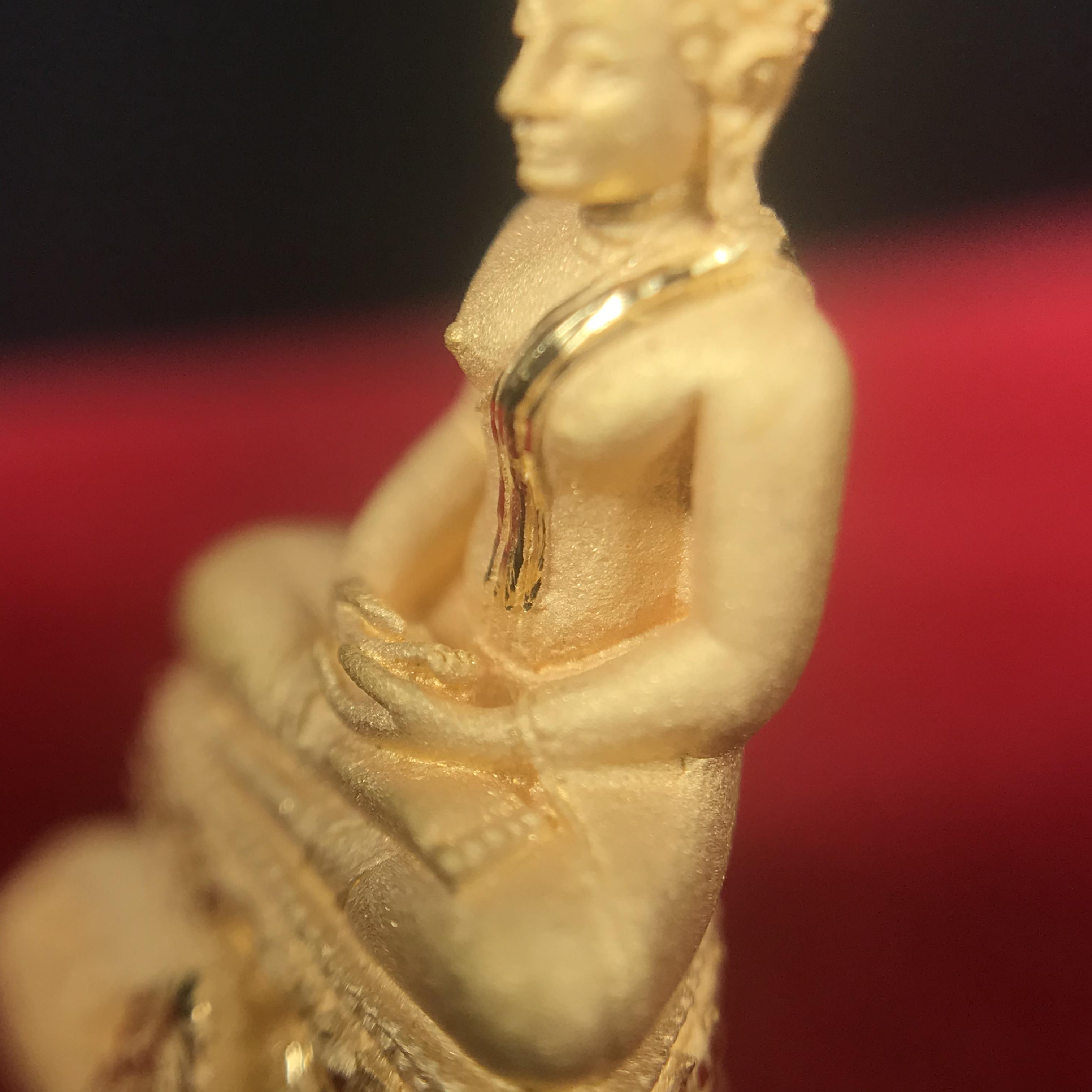 พระชัยวัฒน์พุทธสิหิงค์ ภปร. รุ่นสร้างหอพระธรรมศาสตร์ ปี2542 เนื้อทองคำ(5.9 กรัม) มหาพิธี 3วาระอันยิ่งใหญ่(1ใน5000องค์)