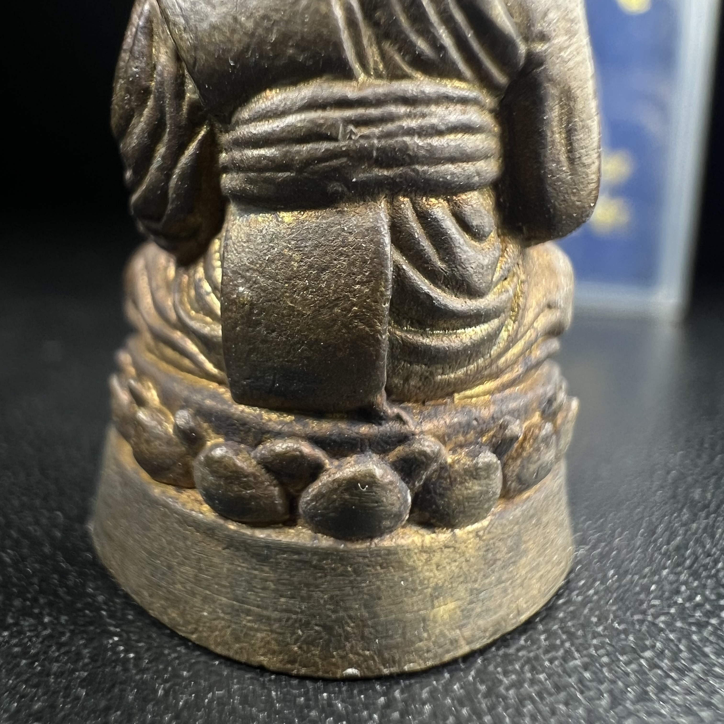 หลวงพ่อทวด พระนามาภิไธย สก. วัดห้วยมงคล จ.ประจวบคีรีขันธ์ ปี 2544(รุ่นแรก) รูปหล่อลอยองค์ ขนาดห้อยคอ หน้าตัก 1.5 ซม. พิมพ์ลอยองค์เนื้อสัตตะโลหะหล่อโบราณ(โลหะผสมรมดำ)(คัดสภาพสวยสมบูรณ์)(คุ้มครองปลอดภัย แคล้วคลาด พิธีใหญ่ มวสสารดี)