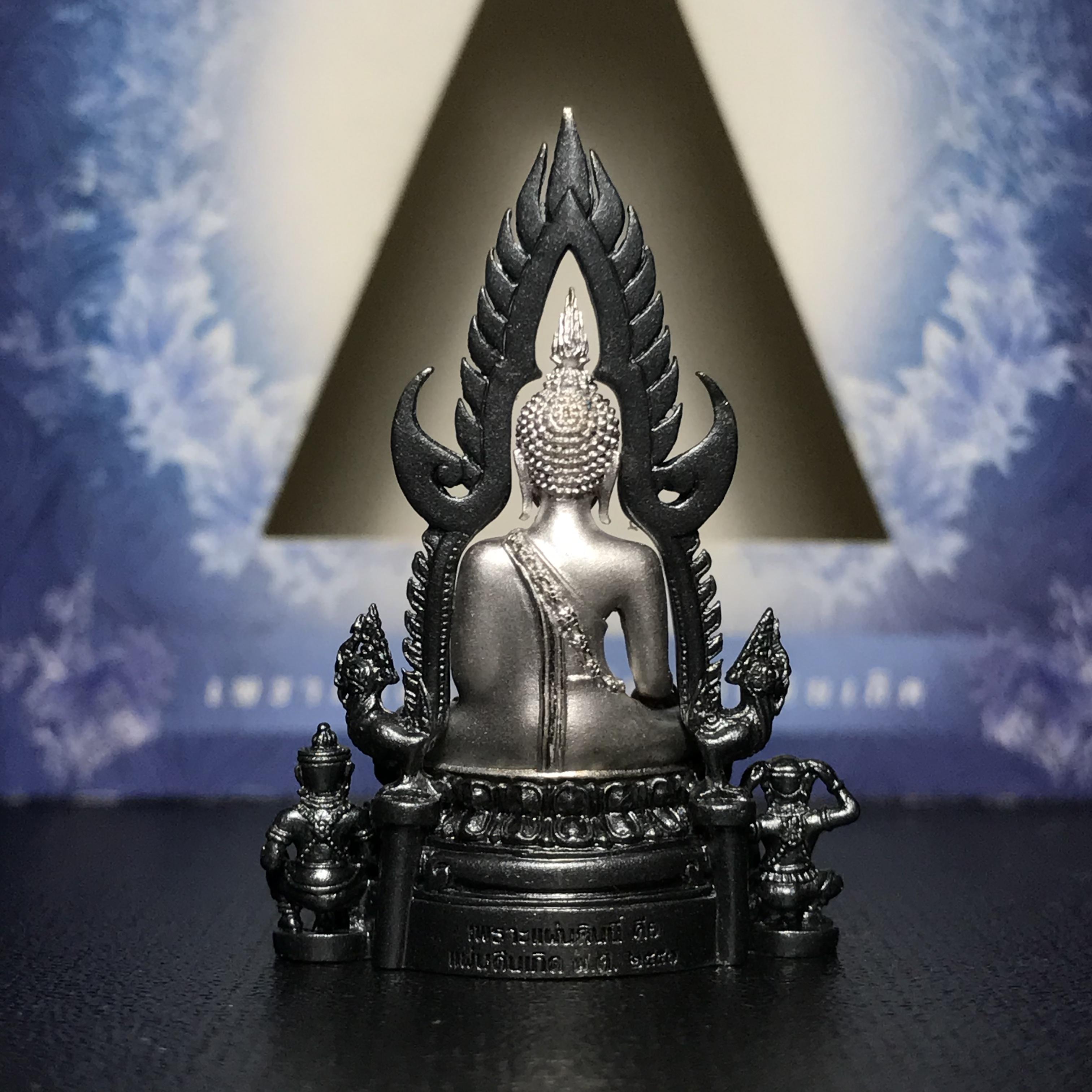 พระพุทธชินราช ภปร. โครงการ เพราะแผ่นดินนี้คือแผ่นดินเกิด เนื้อเงินชุบทองคำขาวซุ้มรมดำ ปี2551 ขนาดหน้าตัก1/2นิ้ว (สวยงามหายาก)1ใน5000องค์