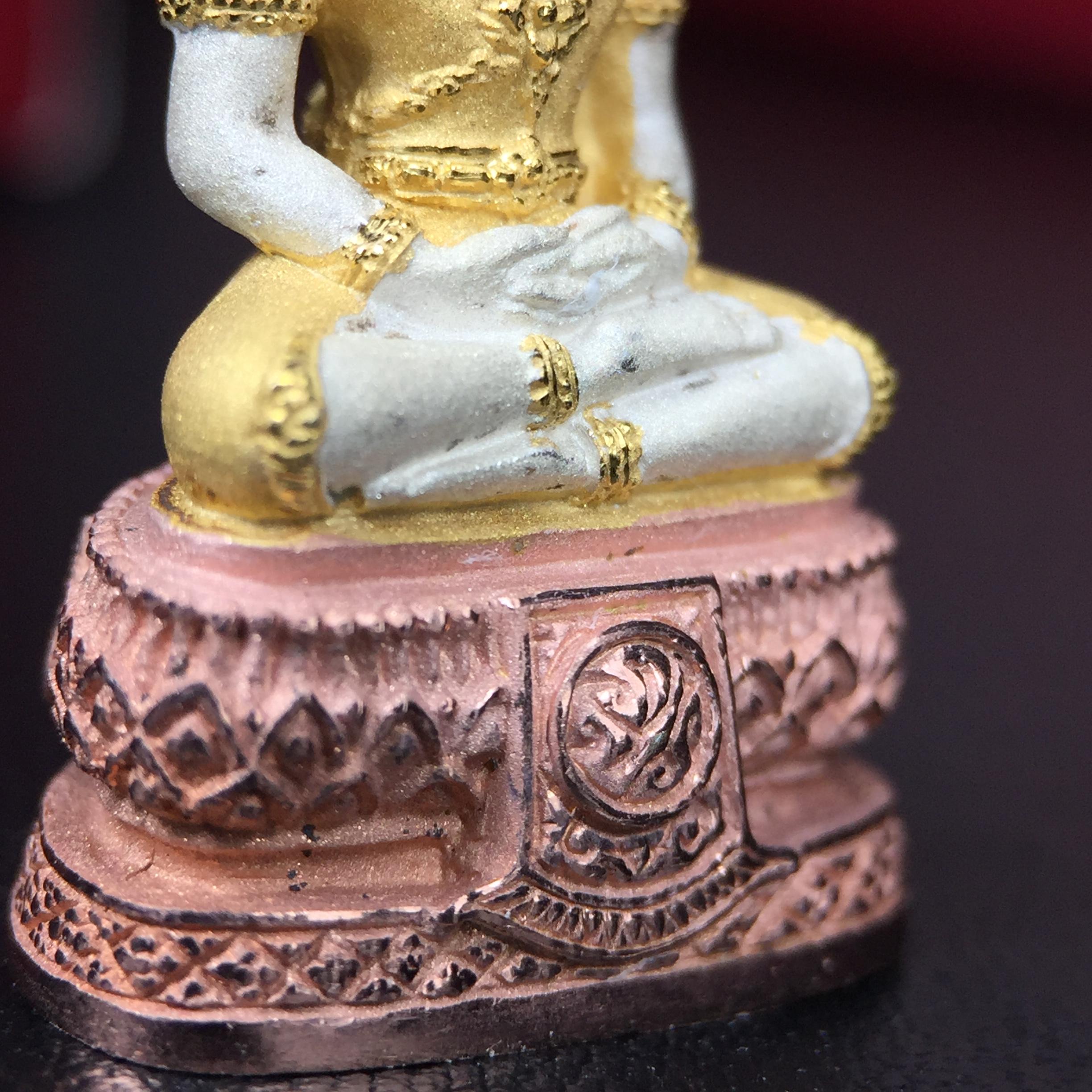 พระแก้วมรกต ภปร.(รุ่นแรก) ปี2545 รุ่นฉลองกรุงรัตนโกสินทร์ครบ 220 ปี พิมพ์ลอยองค์ใหญ่ เนื้อเงินบริสุทธิ์ 92.5% (สามกษัตริย์) ขนาด 19*35 มม. พร้อมกล่องบรรจุดิม สวยครบสมบูรณ์