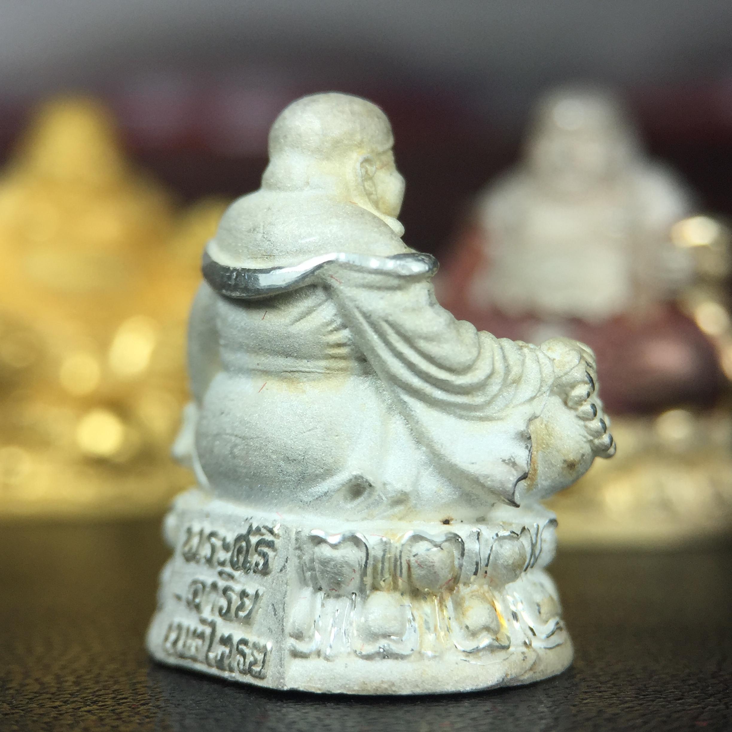 รูปหล่อลอยองค์ พระศรีอริยะเมตตรัยโพธิสัตว์(พระสังกัจจายน์)ชุดทองคำ(เนื้อทองคำ(15.44 กรัม)+เนื้อเงินสามกษัตริย์+เนื้อเงิน) โครงการสร้าง พระศรีอริยะเมตตรัยมหาโพธิสัตว์ น้อมถวายพระบาทสมเด็จพระเจ้าอยู่หัว ทรงครองศิริราชสมบัติครบ 50 ปี วัดโพธิ์แมนคุณาราม