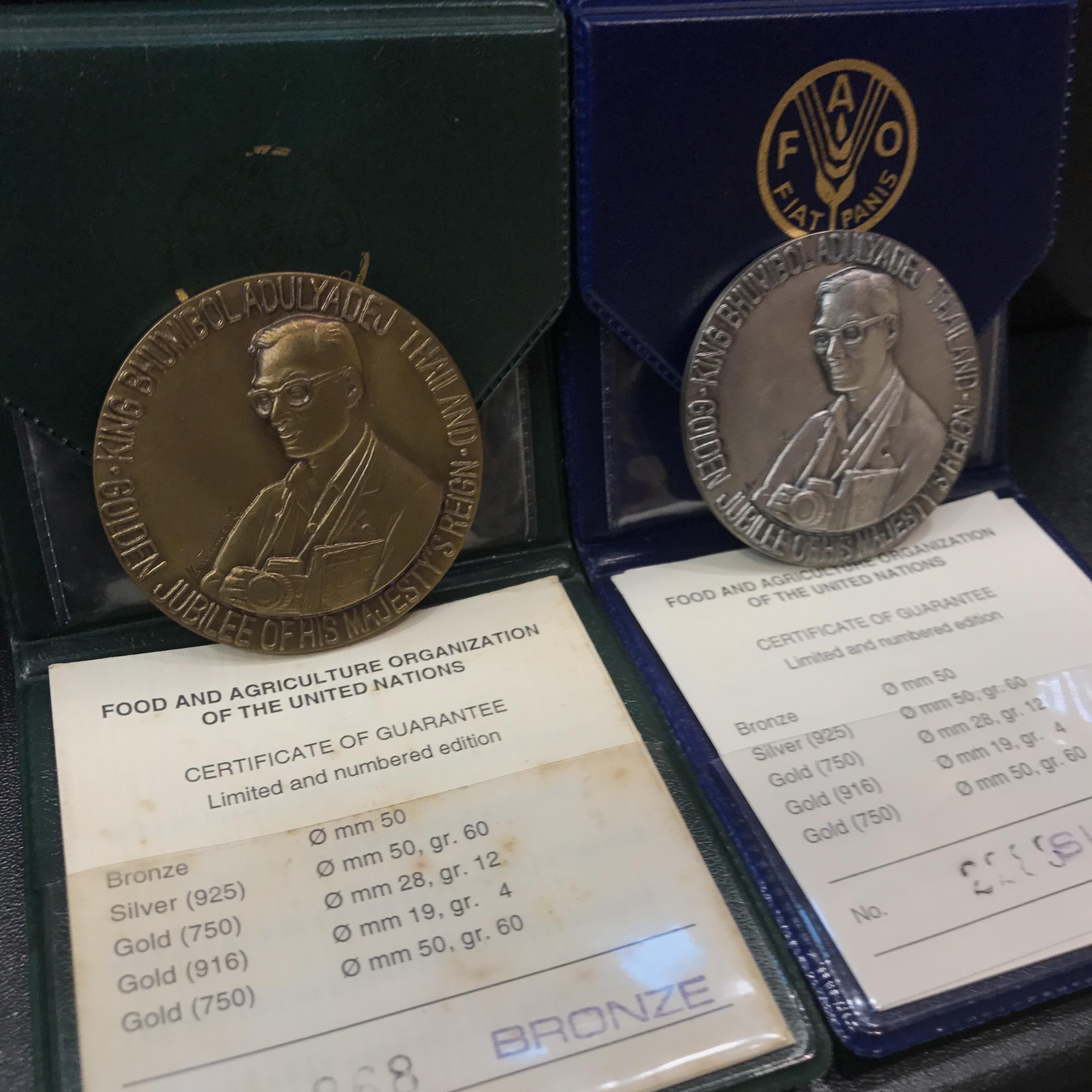 เหรียญอะกริคอลา FAO ปี 2539 เนื้อบรอนซ์+เนื้อเงิน ขนาด 5 ซม. (ซองหนังบรรจุเดิมใบรับรองครบ)