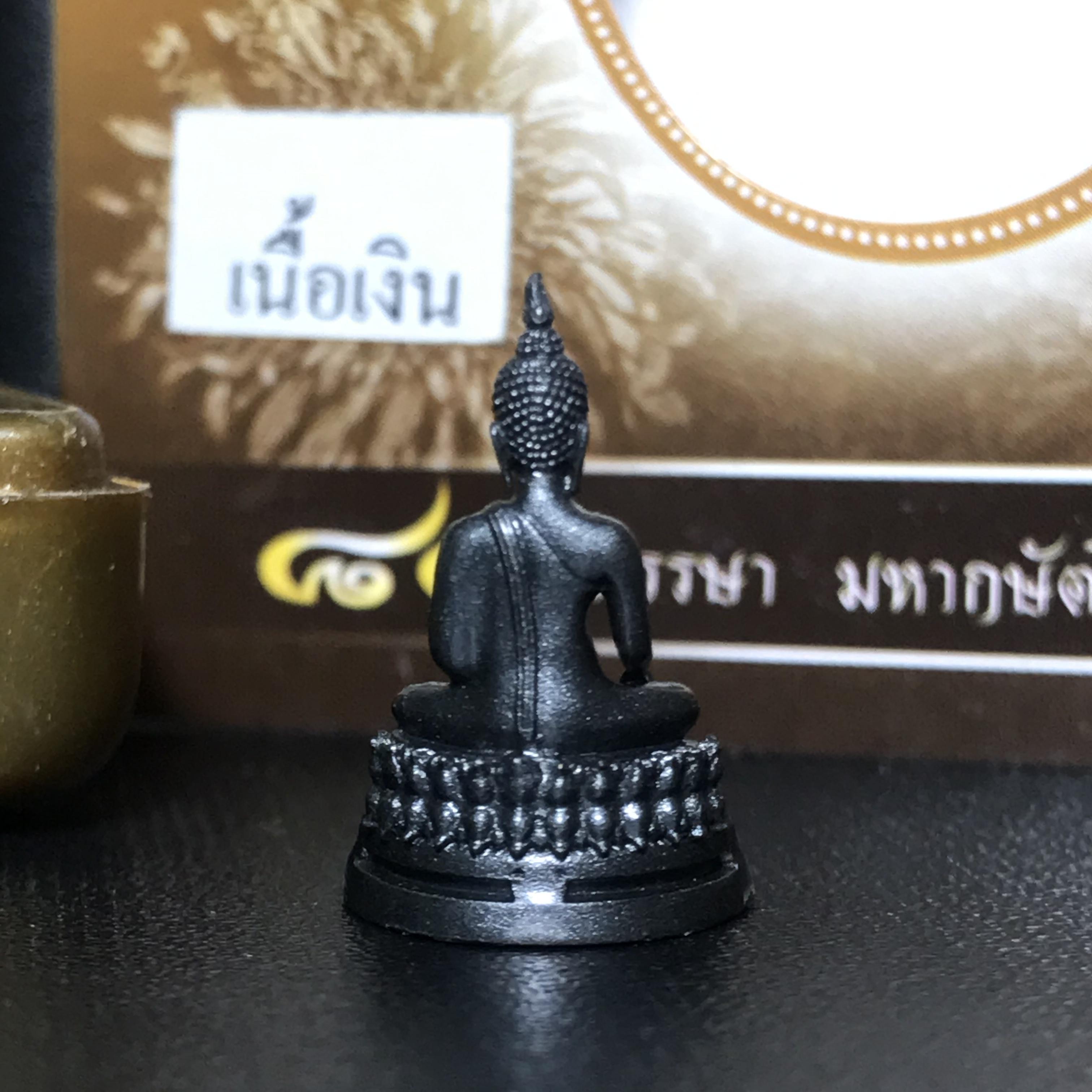 พระพุทธรูปคุ้มเกล้า มหามงคล 80พรรษา “รุ่นเย็นศิระเพราะพระบริบาล 80พรรษา มหากษัตริย์คู่แผ่นดินสยาม” เนื้อเงินรมดำ พิมพ์เล็ก ขนาด 10*21 มม.