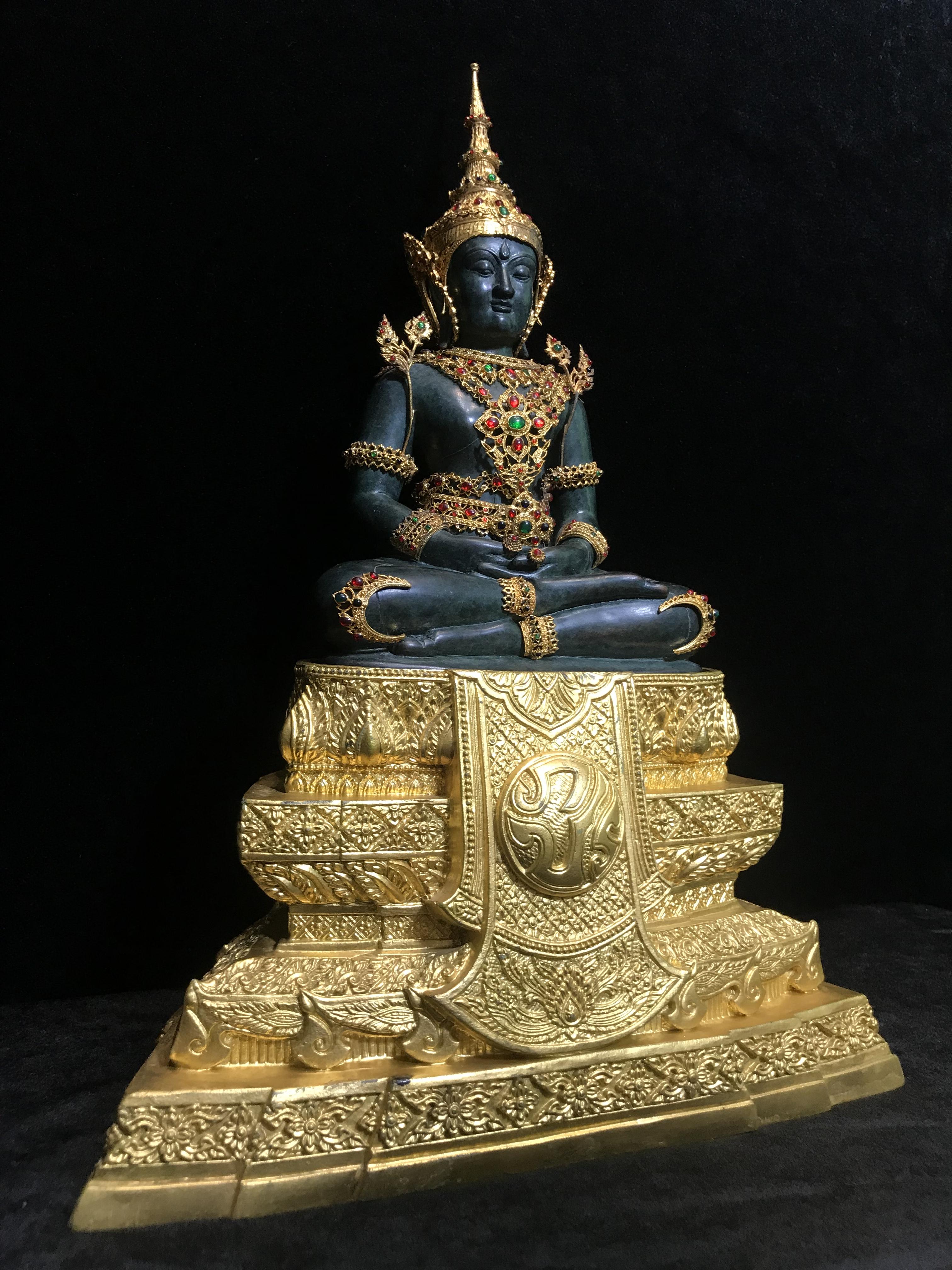 พระพุทธมหามณีรัตนปฏิมากร จำลอง (พระแก้วมรกต) ขนาดบูชาหน้าตัก 5 นิ้ว ตราสัญลักษณ์ ภ.ป.ร. รุ่นแรก ปี2547 เนื้อนวโลหะเคลือบสีเขียว(เครื่องทรงนวโลหะชุบทอง)