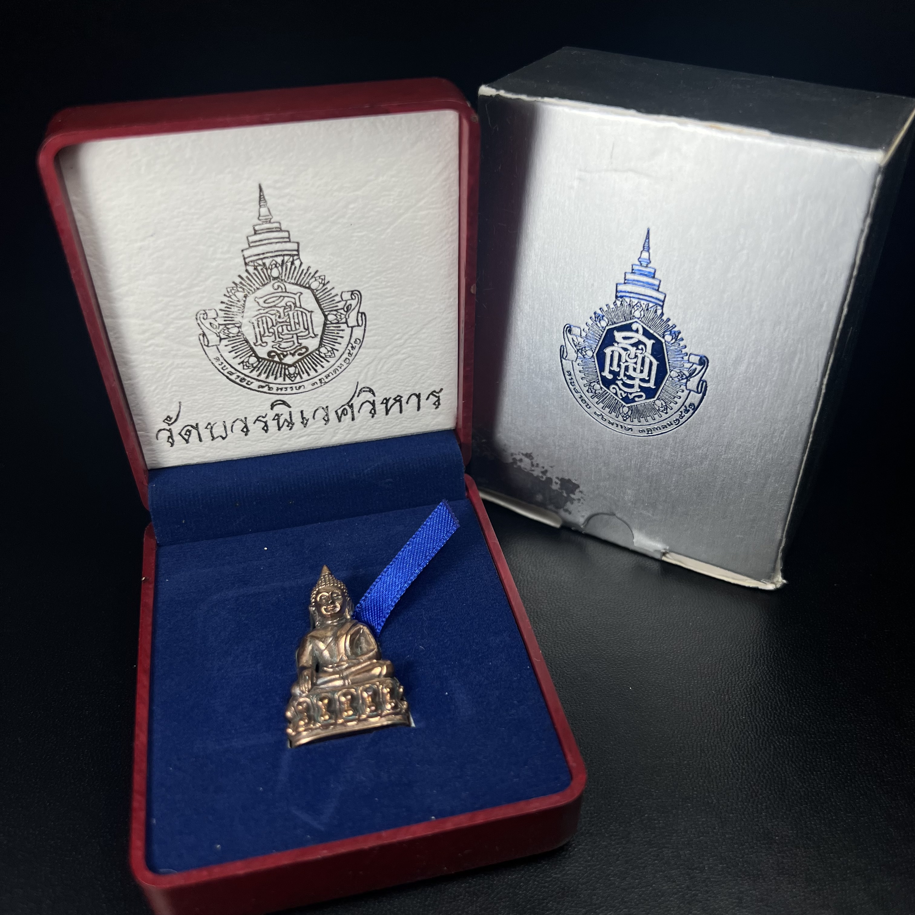 พระกริ่ง 8 รอบ ญสส. 96 พรรษา สมเด็จพระญาณสังวร สมเด็จพระสังฆราช สกลมหาสังฆปรินายก วัดบวรนิเวศวิหาร ปี 2552 เนื้อนวโลหะเต็มสูตรแก่ทองคำ(1 ใน 2999 องค์)