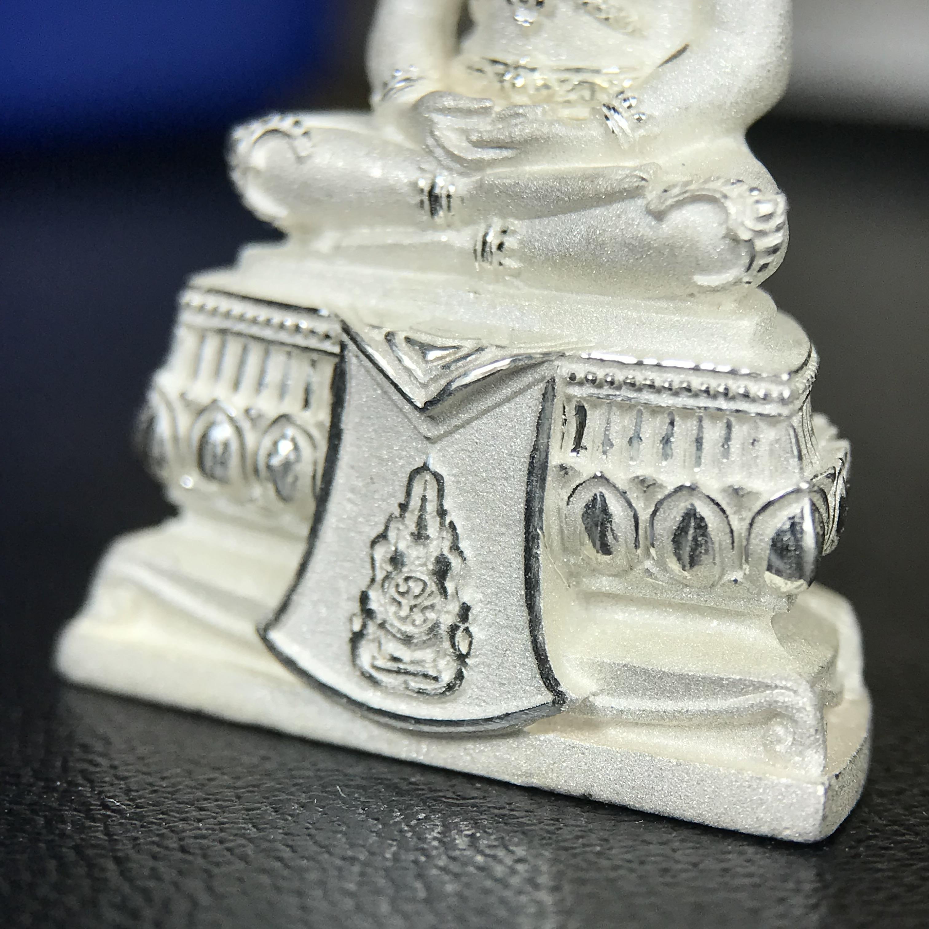 พระแก้วมรกต ทรงเครื่องฤดูร้อน พระราชทานประดิษฐานตราสัญลักษณ์ฉลองสิริราชสมบัติ ครบ 60 ปี ในหลวงรัชกาลที่ 9 พ.ศ.2549 เนื้อเงินลอยองค์พิมพ์ใหญ่ สูง 3.6 ซม. ขนาดหน้าตัก 1/2 นิ้ว (พิธีใหญ่มหาพุทธาภิเษก ณ พระอุโบสถวัดพระแก้ว เกจิอาจารย์ ทั่วประเทศ 108 รูป )