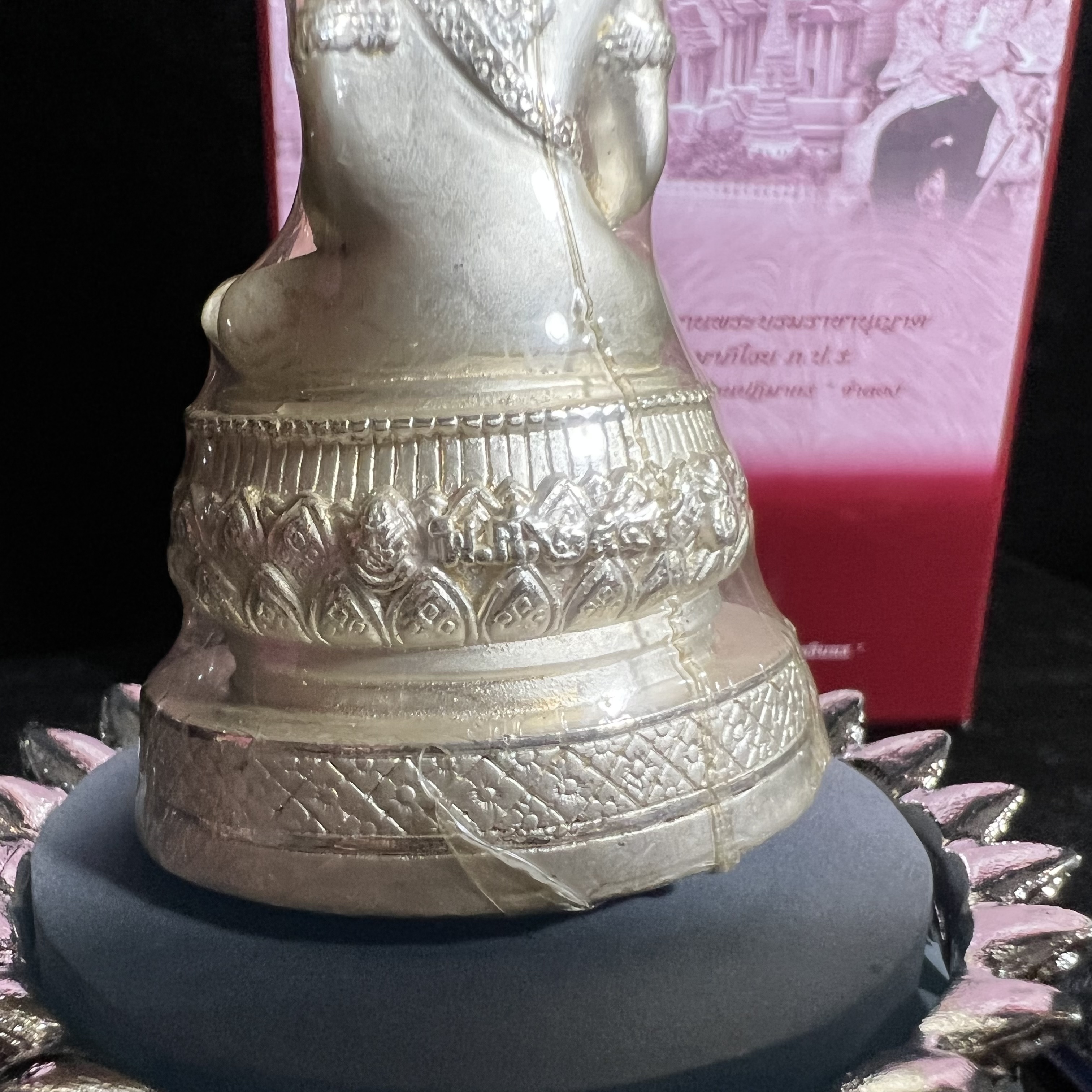 พระแก้วมรกต ภปร.(รุ่นแรก) ปี2545 รุ่นฉลองกรุงรัตนโกสินทร์ครบ 220 ปี หล่อลอยองค์ เนื้อเงินบริสุทธิ์99.9% ขนาดบูชา 50*90 มม. พร้อมฐานวางครอบแก้วเดิมกล่องบรรจุเดิมครบสมบูรณ์(สวยงามและหายากมาก)(1ใน3000องค์)