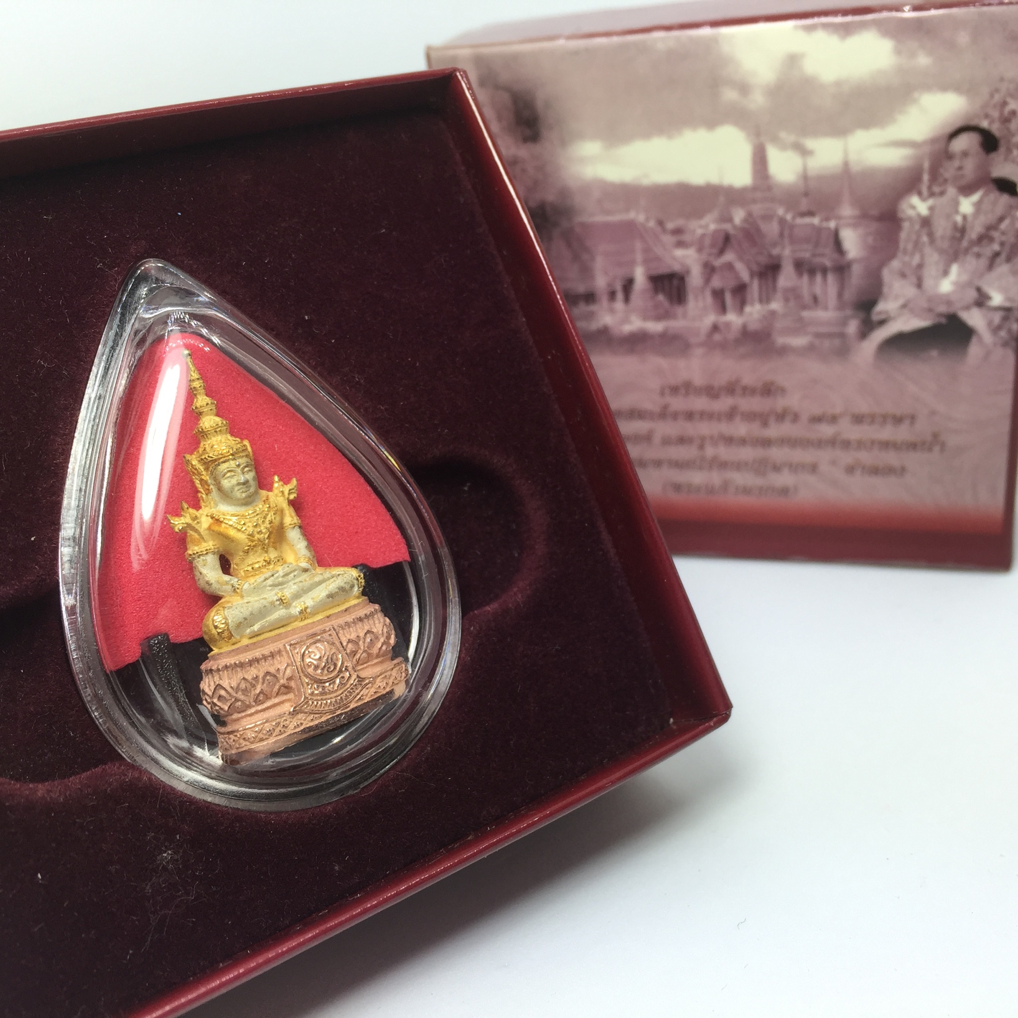 รูปหล่อลอยองค์ พระแก้วมรกต ภปร ปี45 รุ่นฉลองกรุงรัตนโกสินทร์ครบ 220 ปี เนื้อเงินสามกษัตริย์ พิมพ์ใหญ่