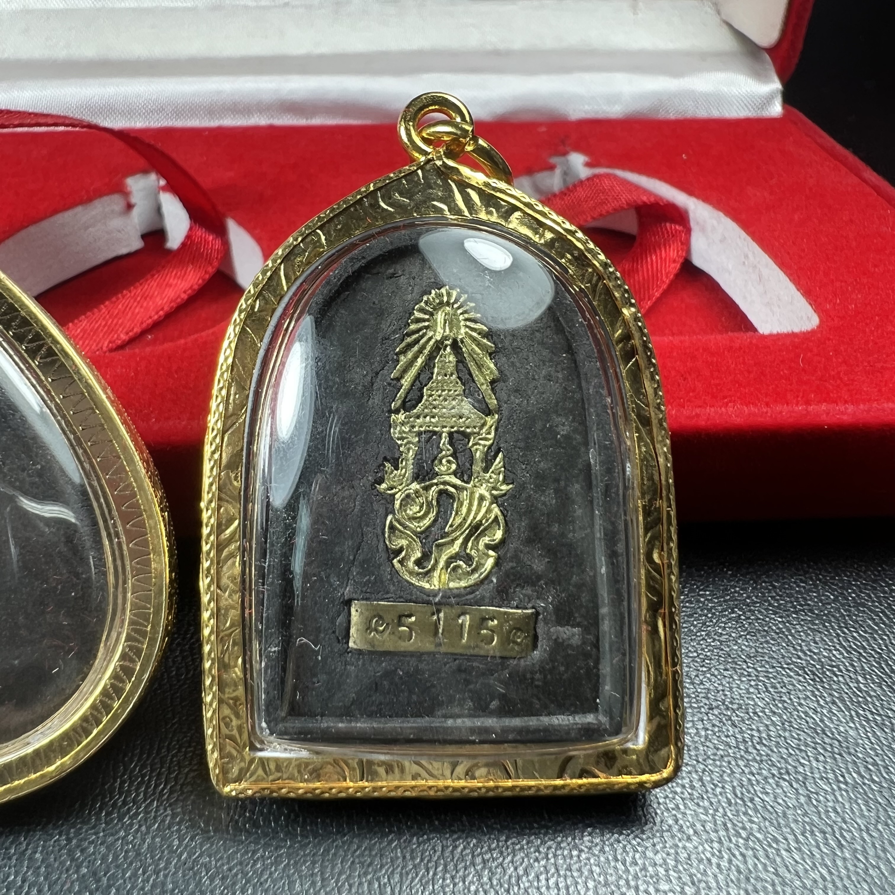 พระชุดของขวัญ 3 องค์ พระหลวงปู่ทวด ภปร. ทรงกลีบบัวและกลีบขนุนพร้อมเหรียญพระพุทธสิงหธรรมมงคล ปี 2547 (ชนวนเก่า)เนื้อว่านด้านหลังมี ภปร. เป็นโลหะผสมสูง 3.3ซม.พิธีใหญ่ มวลสารดี ปลุกเสกวัดพระแก้ว(งานเลี่ยมกรอบเดิมจากผู้จัดสร้างห่อหุ้มด้วยทองนพเกล้า)