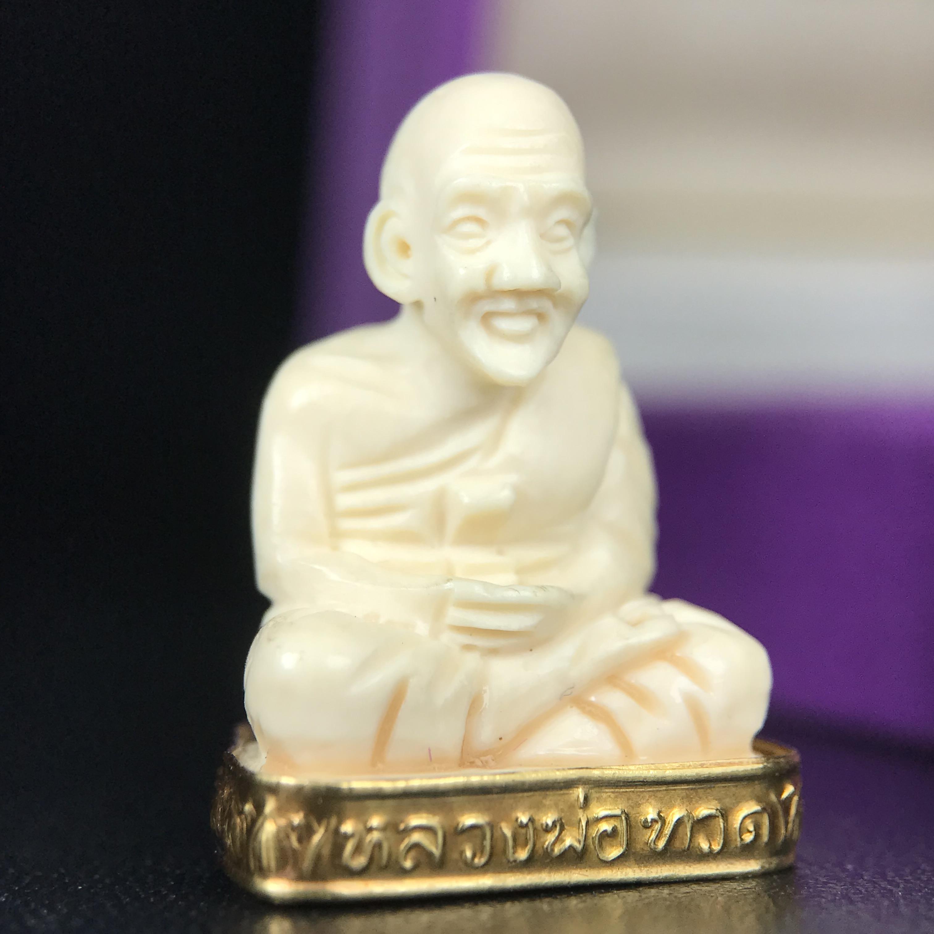 สมเด็จหลวงพ่อทวด รุ่นคชสารหมื่นปี (ศิลปาชีพ) วัดช้างให้ ปี 2541โดยมีท่าน อ.นอง วัดทรายขาว เป็นเจ้าพิธี และมีเกจิร่วมปลุกเสก 108 รูป บรรจุผงว่านเก่าและดินกากยายักษ์(พิมพ์ลอยองค์ฐานทองคำโค๊ตทองคำ)พร้อมกล่องบรรจุครบ นิยมหายาก**ผิวสวยงานแกะพุทธศิลป์สวยงดงาม**