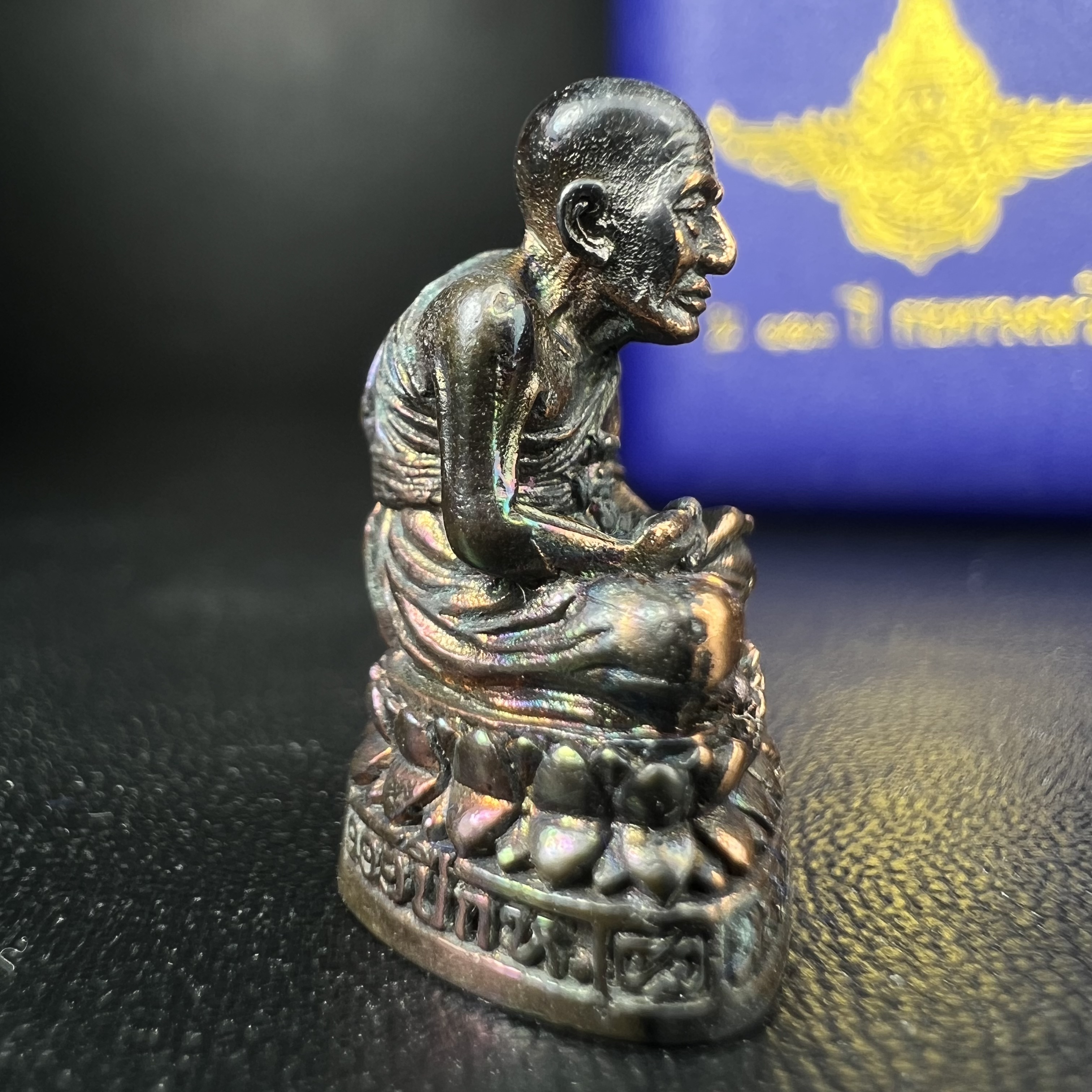 รูปเหมือนหล่อลอยองค์หลวงปู่ทวด รุ่น 111ปี กระทรวงกลาโหม เนื้อนวโลหะรมดำ-ปัดเงา ปี2540 พิธีใหญ่ เข้มขลัง นิยม พร้อมกล่องบรรจุเดิม(คัดสภาพสวยผิวเทพๆผิวรุ้งๆ)ทั้งพิธีทั้งพุทธศิลป์ทรงคุณค่าอีกหนึ่งรุ่นยอดนิยม