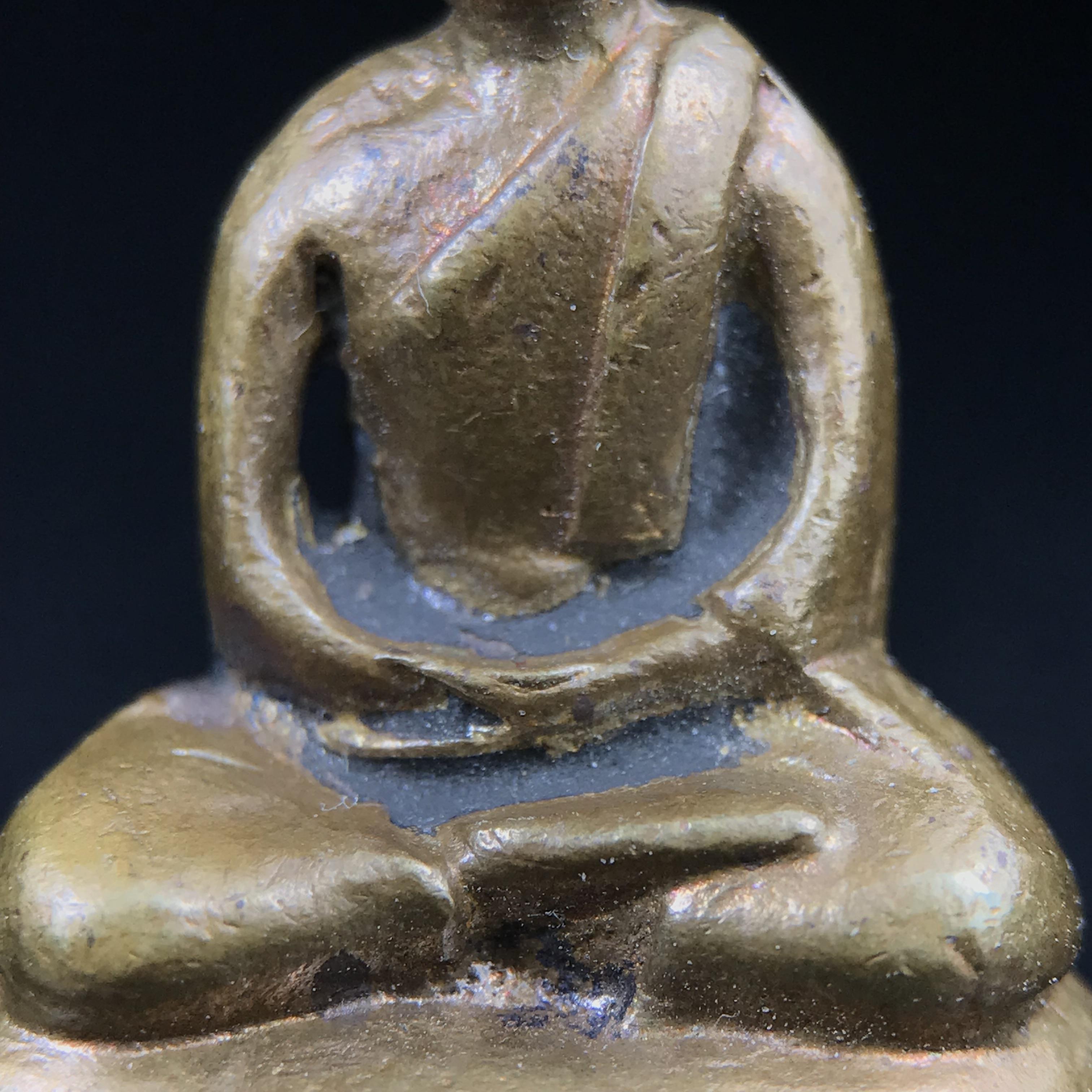 พระกริ่งฝีพระหัตถ์สมเด็จย่า ขนาดห้อยบูชาขนาดเล็ก จัดสร้างขึ้นเนื่องในวาระครบ 6 รอบ เมื่อวันที่21 ตุลาคม พ.ศ.2515(ในหลวงรัชกาลที่ 9 เสด็จพระราชดำเนินทรงเททอง)ปลุกเสกยิ่งใหญ่ เกจิ 108 รูป ร่วมปลุกเสก คัดสภาพสวยแบบนี้พบเจอน้อยมาก หมายเลขต้นๆหลักร้อย หายากมาก