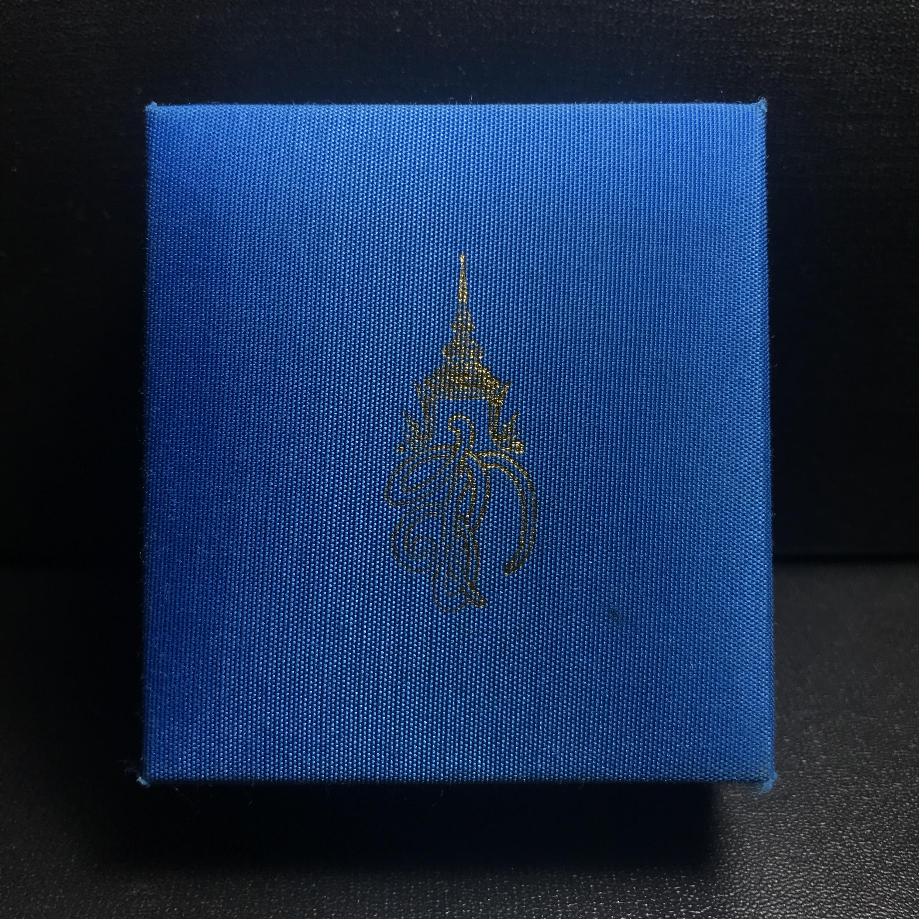 หลวงพ่อทวด รุ่น สก. วัดห้วยมงคล พิมพ์สี่เหลี่ยมเล็ก หลังฝังชิ้นเนื้อบางขุนพรม กรรมการสามโค๊ต(ตอกเลข)(เลขตอง)หมายเลข222 เนื้อขาวผสมผงเก่าบางขุนพรหม รุ่น2(1ใน 999องค์)