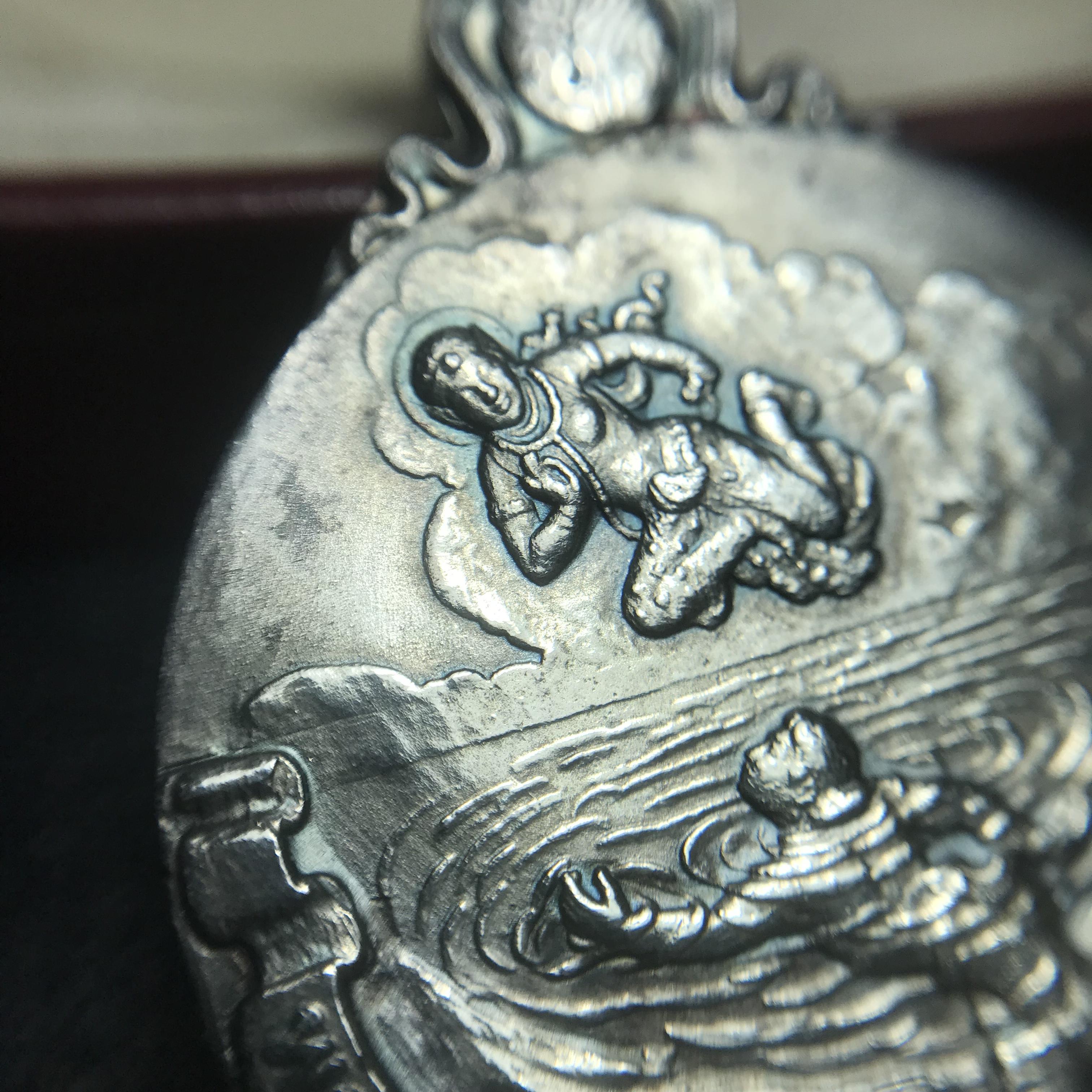 เหรียญพระมหาชนก ปี2539(รุ่นแรก) เนื้อเงิน พิมพ์ใหญ่บล็อกนิยมหายากสุดในรุ่น(วงเดือน คอจุด) ผิวเดิมสีรุ้งธรรมชาติแบบนิยม พร้อมหนังสือสภาพสวยครบชุด