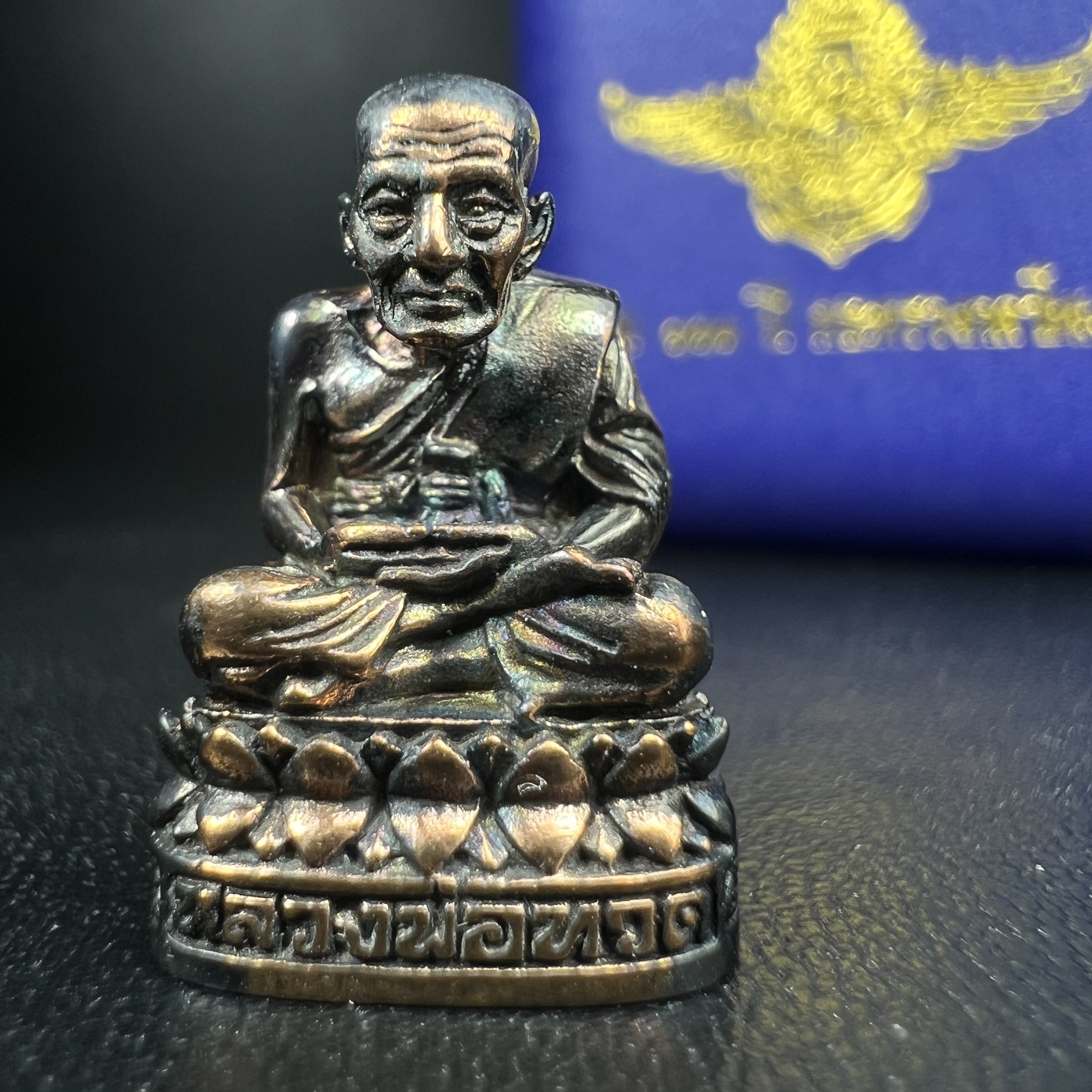 รูปเหมือนหล่อลอยองค์หลวงปู่ทวด รุ่น 111ปี กระทรวงกลาโหม เนื้อนวโลหะรมดำ-ปัดเงา ปี2540 พิธีใหญ่ เข้มขลัง นิยม พร้อมกล่องบรรจุเดิม(คัดสภาพสวยผิวเทพๆผิวรุ้งๆ)ทั้งพิธีทั้งพุทธศิลป์ทรงคุณค่าอีกหนึ่งรุ่นยอดนิยม