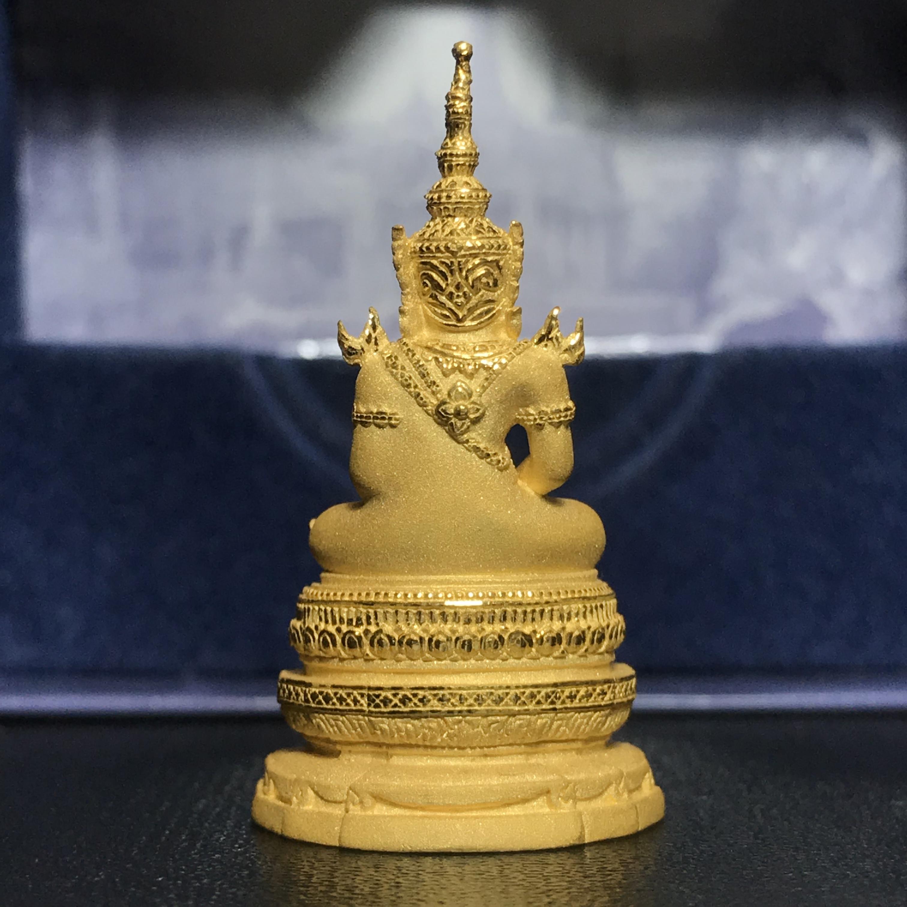 พระแก้วมรกต ภปร. ปี2547 จัดสร้างโดย รพ.ภูมิพลฯ เนื้อทองคำลอยองค์ หน้าตัก 1/2 นิ้ว(1ใน1000องค์)