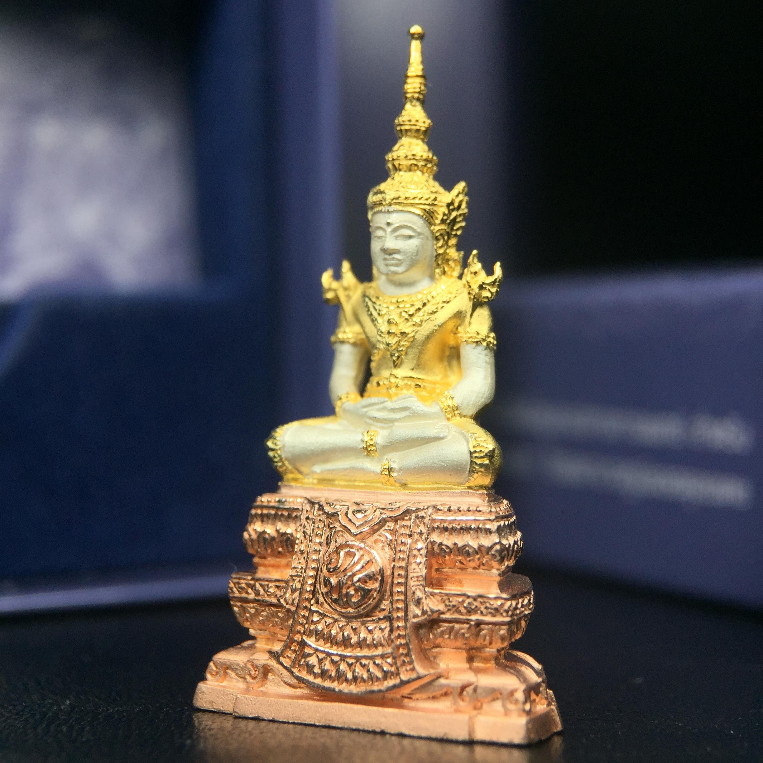 พระแก้วมรกต ภปร. ปี2547 จัดสร้างโดย รพ.ภูมิพลฯ เนื้อเงิน (3 กษัตริย์)ลอยองค์ หน้าตัก 1/2 นิ้ว งดงามทรงคุณค่าอีกหนึ่งรุ่นยอดนิยม หายาก(1ใน3000องค์)