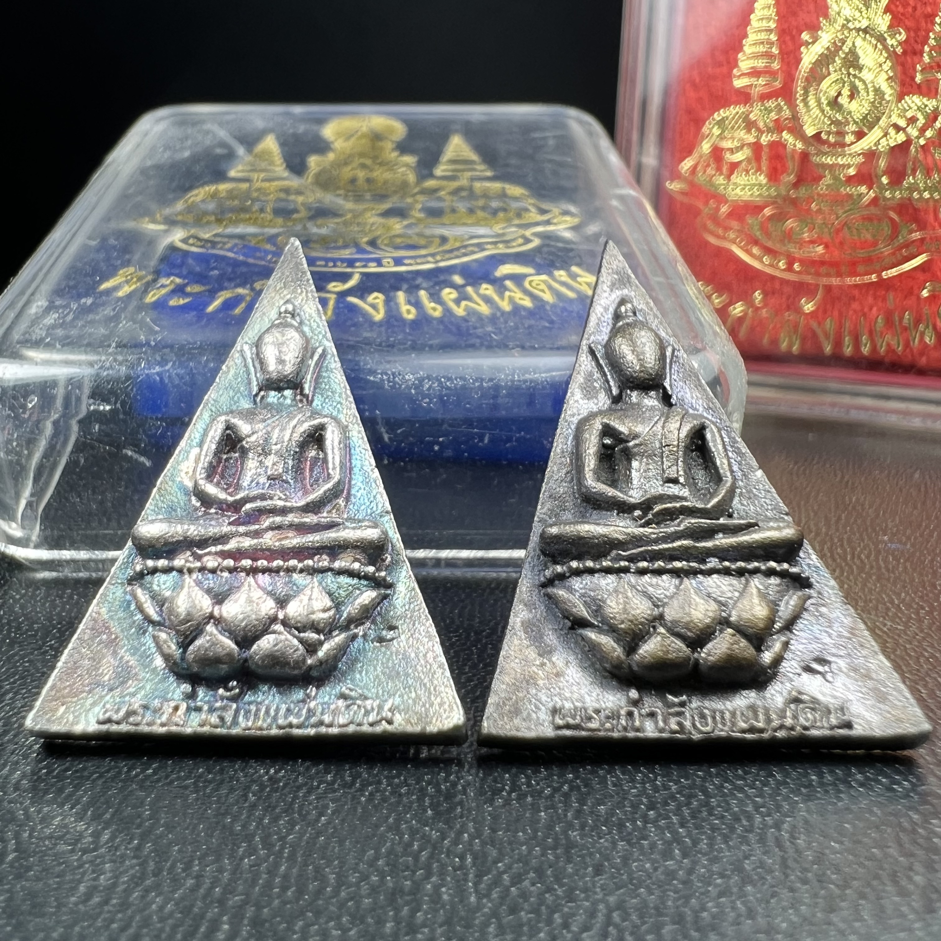 พระกำลังแผ่นดิน (สมเด็จจิตรลดา2) จัดสร้างเฉลิมพระเกียรติ ร.9 ครองราชย์ 50 ปี 2539 เนื้อเงิน(ผิวเดิมกลับดำ รุ้งๆสวย)+เนื้อนวโลหะ(สร้างน้อยหายาก)พร้อมกล่องบรรจุเดิม(1ใน2539องค์)