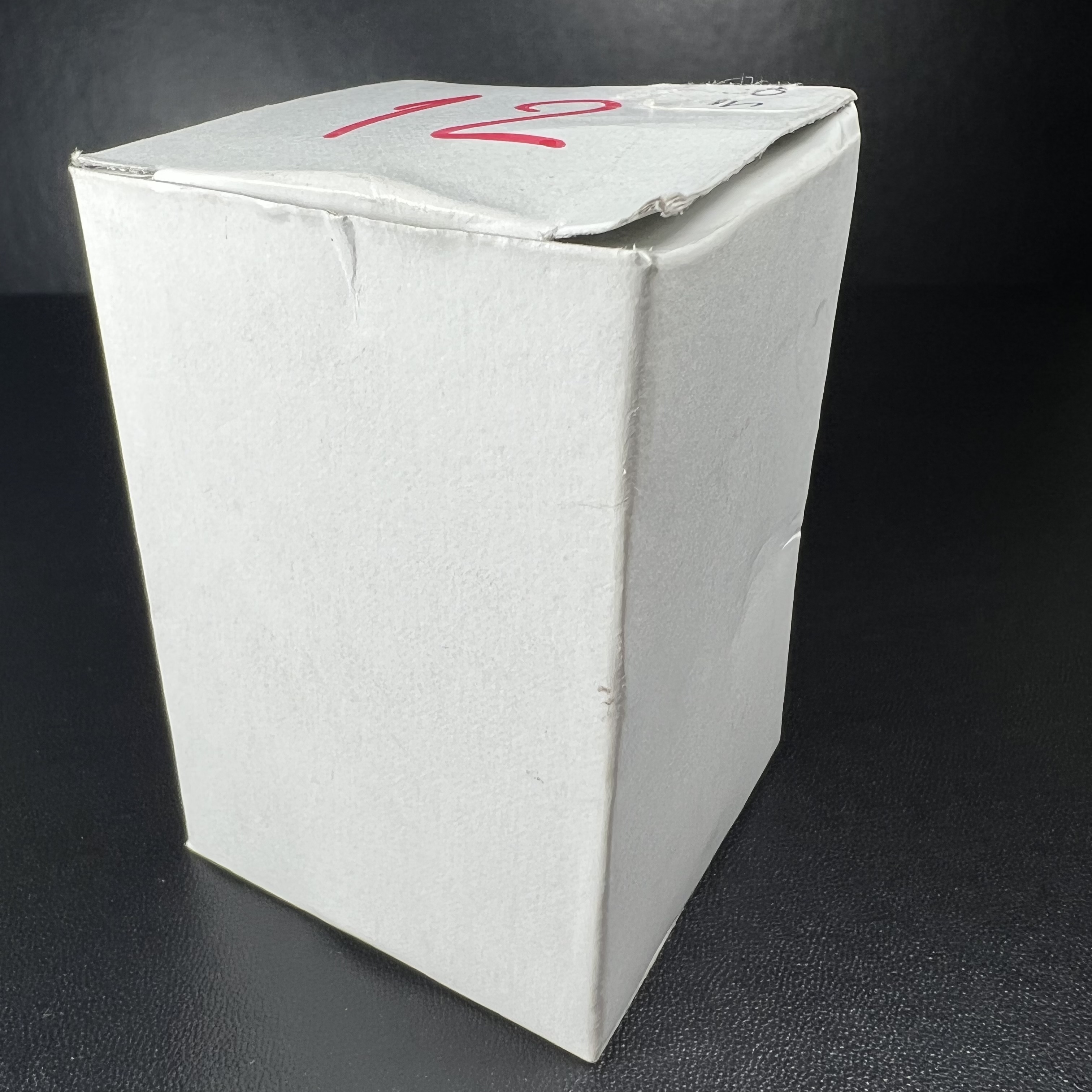 พระแก้วมรกต ภปร.(รุ่นแรก) ปี2545 รุ่นฉลองกรุงรัตนโกสินทร์ครบ 220 ปี พิมพ์ลอยองค์ใหญ่ เนื้ออัลปาก้า ชุบเงินลงดำ ขนาด 19*35 มม. พร้อมครอบตั้งโชว์เดิม องค์พระซีนซองเดิม สวยครบสมบูรณ์