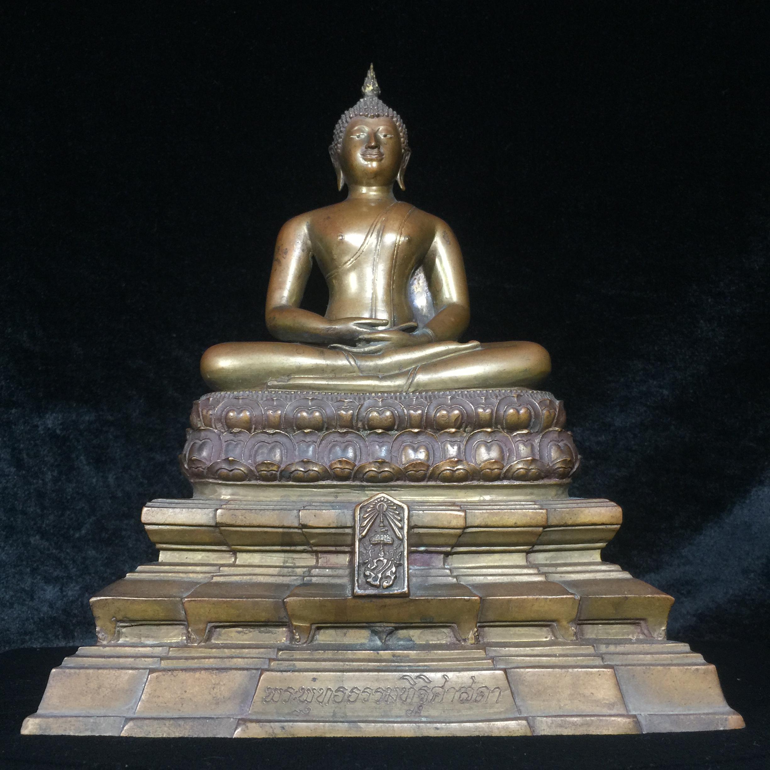 พระพุทธธรรมทิฐิศาสดา 50 ปี ธรรมศาสตร์ ปี 2527 หน้าตัก 5 นิ้ว 2 ถอด (ในหลวงรัชกาลที่9เสด็จในพิธีเททอง)(1ใน 1600 องค์)