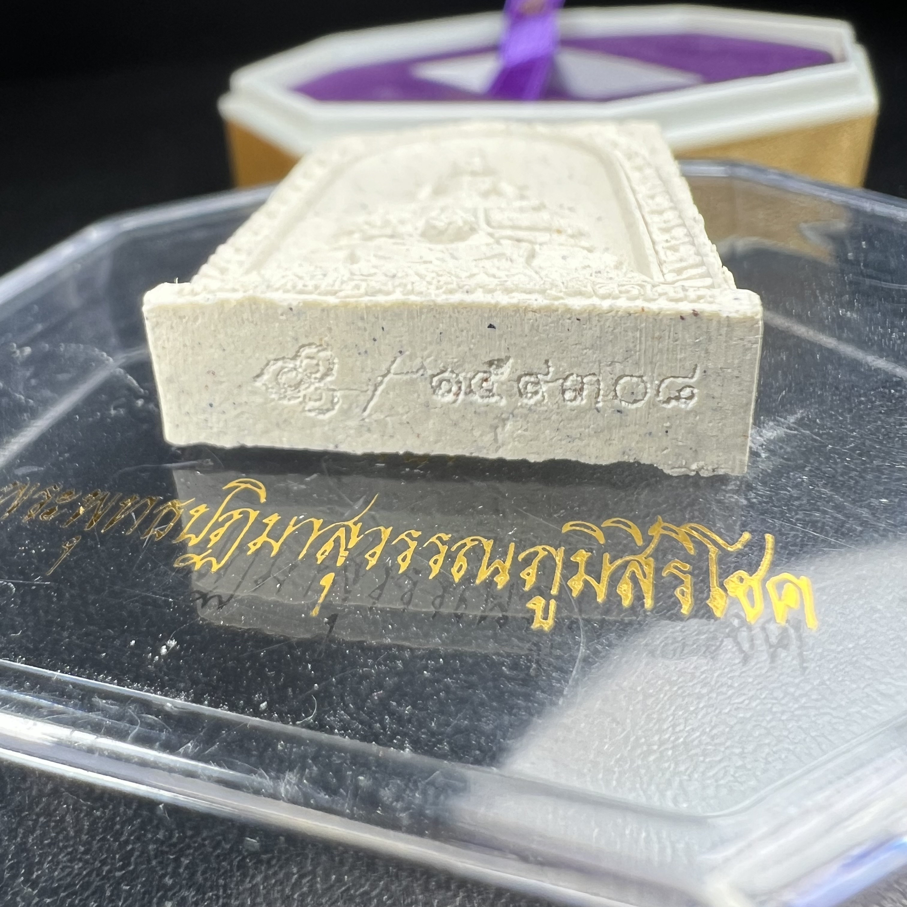 พระพุทธปฏิมาสุวรรณภูมิสิริโชค ภปร. การบินไทยจัดสร้างขึ้น เนื่องในวโรกาสฉลองสิริราชสมบัติครบ60ปี พุทธศักราช 2549 พระผงมวลสารพระราชทานผงจิตรลดา พระเกศา จีวร และว่าน 108ชนิด พิธีปลุกเสกวัดพระศรีรัตนศาสดาราม(วัดพระแก้ว)สวยๆพร้อมกล่องบรรจุครบ พิธีใหญ่ มวลสารดี