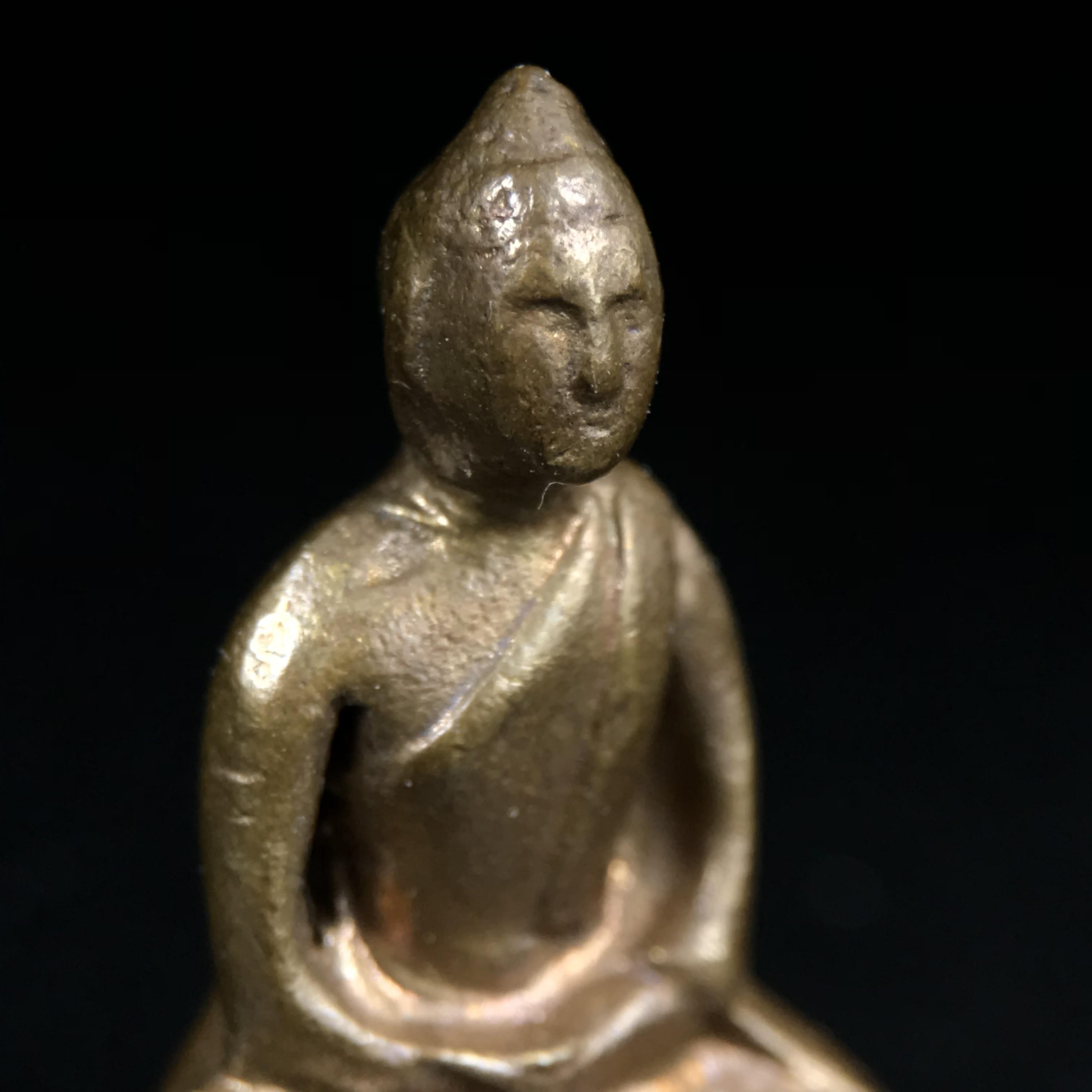 พระกริ่งฝีพระหัตถ์สมเด็จย่า ขนาดห้อยบูชาขนาดเล็ก จัดสร้างขึ้นเนื่องในวาระครบ 6 รอบ เมื่อวันที่21 ตุลาคม พ.ศ.2515(ในหลวงรัชกาลที่ 9 เสด็จพระราชดำเนินทรงเททอง)ปลุกเสกยิ่งใหญ่ เกจิ 108 รูป ร่วมปลุกเสก คัดสภาพสวยแบบนี้พบเจอน้อยมาก หมายเลขต้นๆหลักร้อย หายากมาก