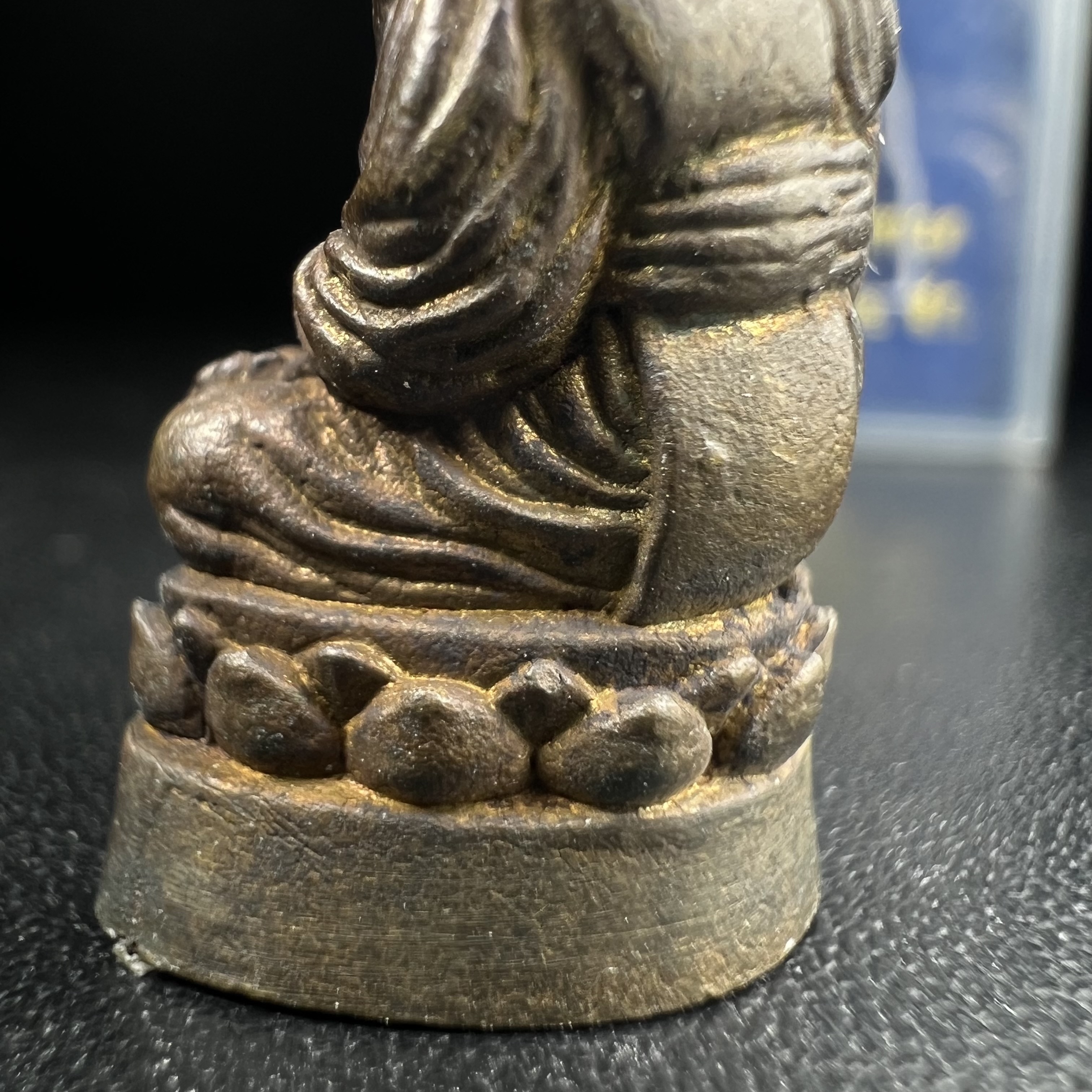 หลวงพ่อทวด พระนามาภิไธย สก. วัดห้วยมงคล จ.ประจวบคีรีขันธ์ ปี 2544(รุ่นแรก) รูปหล่อลอยองค์ ขนาดห้อยคอ หน้าตัก 1.5 ซม. พิมพ์ลอยองค์เนื้อสัตตะโลหะหล่อโบราณ(โลหะผสมรมดำ)(คัดสภาพสวยสมบูรณ์)(คุ้มครองปลอดภัย แคล้วคลาด พิธีใหญ่ มวสสารดี)