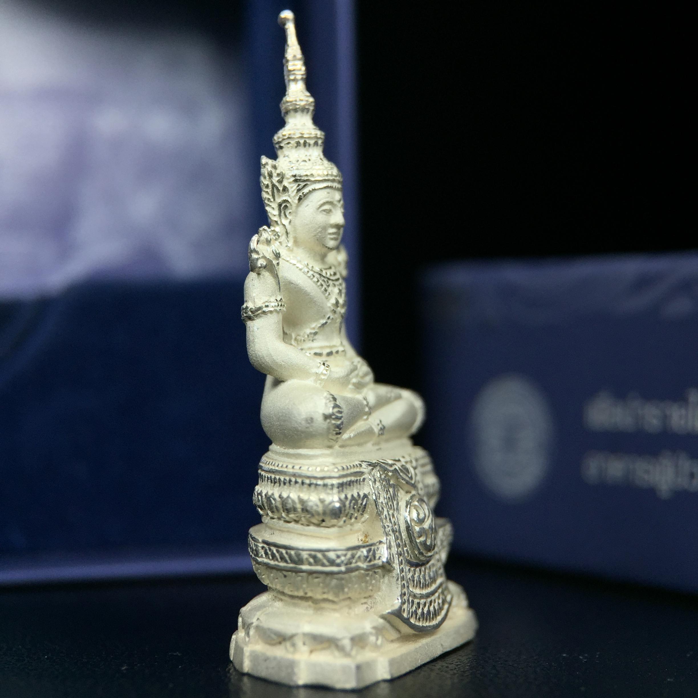 พระแก้วมรกต ภปร. ปี2547 จัดสร้างโดย รพ.ภูมิพลฯ เนื้อเงิน ลอยองค์ หน้าตัก 1/2 นิ้ว งดงามทรงคุณค่าอีกหนึ่งรุ่นยอดนิยม หายาก(1ใน3000องค์)