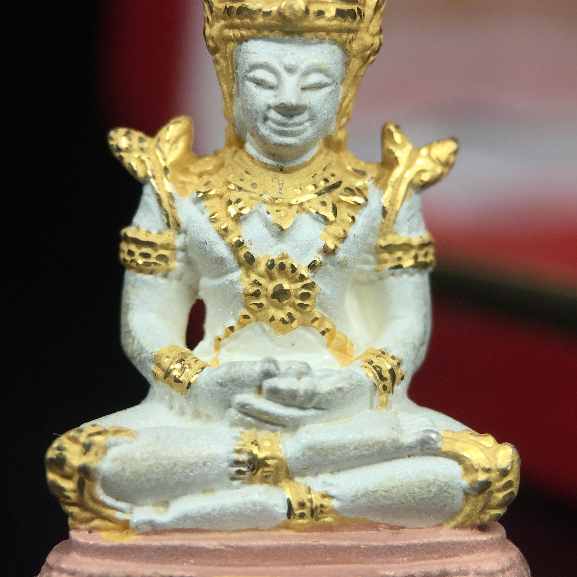 พระพุทธมหามณีรัตนปฏิมากร (พระแก้วมรกต) มหาจุฬาลงกรณราชวิทยาลัย(มจร.) วังน้อย พระนครศรีอยุธยา ปี 2543 พิธีมหาพุทธาภิเษก ณ วัดพระศรีรัตนศาสดาราม (วัดพระแก้ว) ในพระบรมมหาราชวัง เนื้อเงินสามกษัตริย์ (ตอกโค๊ตหมายเลข 181)