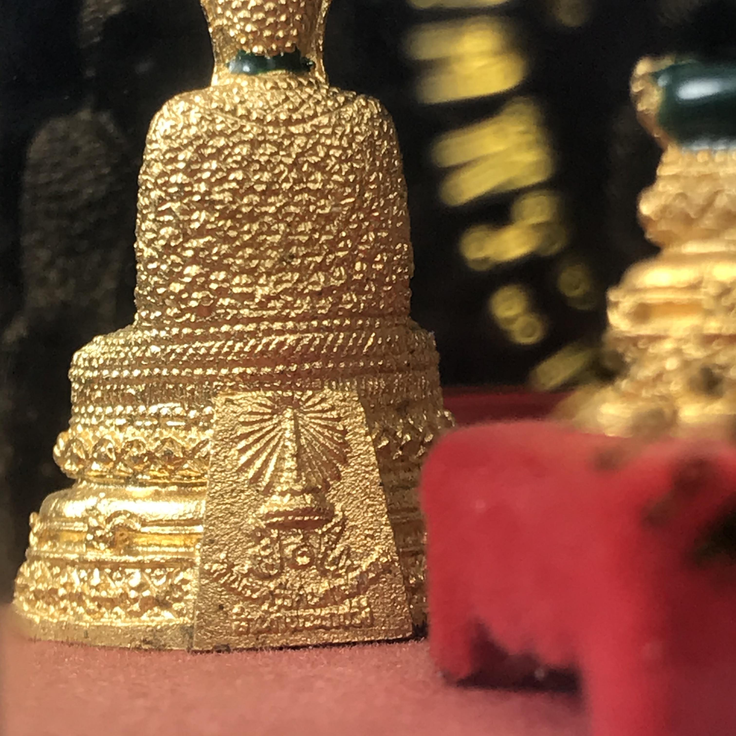 พระพุทธมหามณีรัตนปฏิมากร(พระแก้วมรกต) วัดพระศรีรัตนศาสดาราม สำนักพระราชวัง จัดสร้าง พิมพ์ทรงเครื่อง 3 ฤดู(ร้อน ฝน หนาว) หน้าตัก 1 นิ้วพร้อมครอบตู้เดิม(บรรจุมวลสารใต้ฐาน)