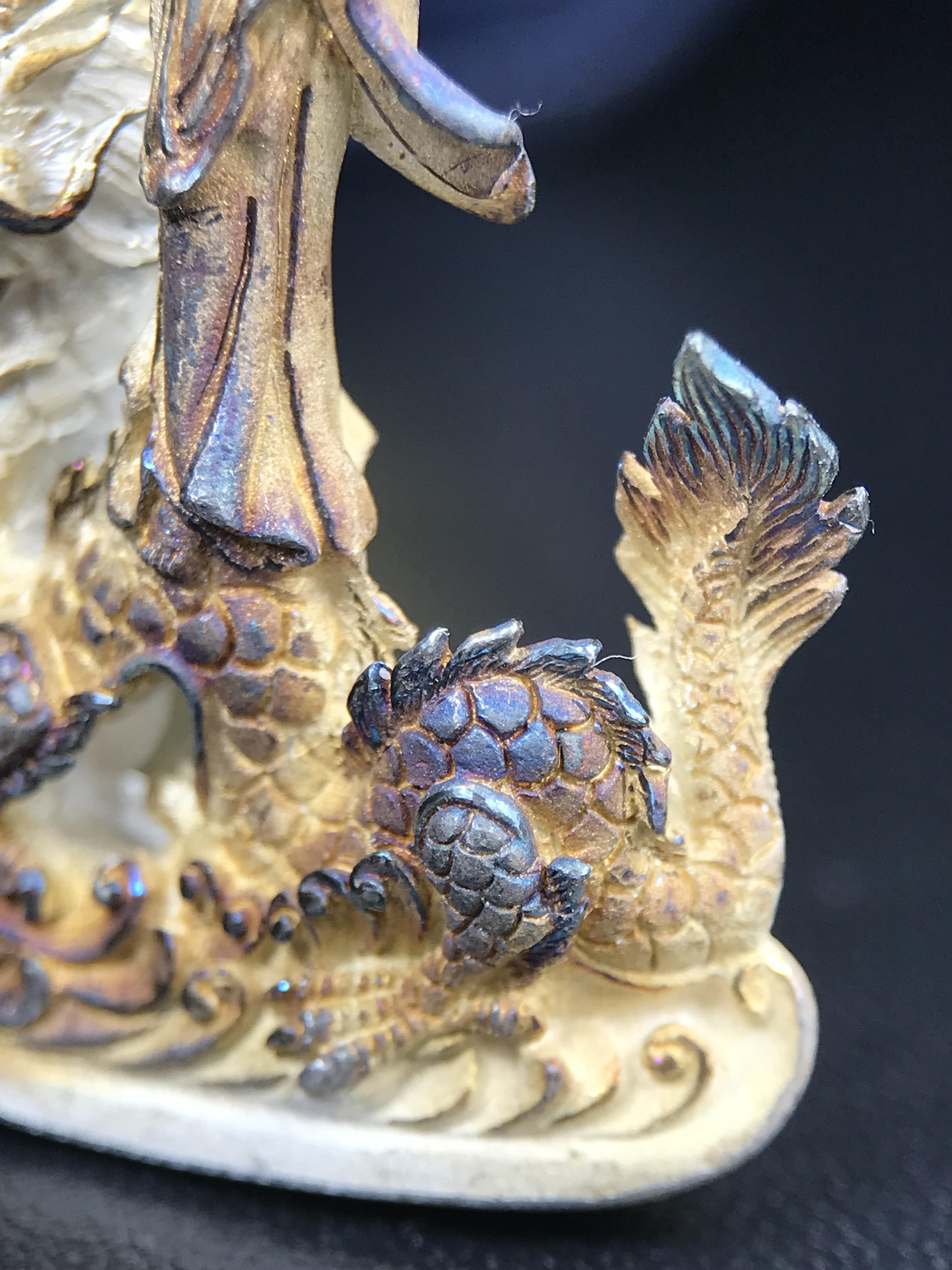 รูปหล่อลอยองค์พระโพธิสัตว์กวนอิม ทรงประทับมังกร จ.ระนอง ปี 2539 เนื้อเงิน พิมพ์ใหญ่(ผิวรุ้งไฟ)(สภาพผิวเดิมขึ้นสีรุ้งธรรมชาติสวยแบบนิยม)(เสน่ห์พระเนื้อเงินสีสันที่ธรรมชาติสรรค์สร้าง)เฉลิมฉลองในวโรกาสที่พระบาทสมเด็จพระเจ้าอยู่หัวทรงครองสิริราชสมบัติครบ50ปี