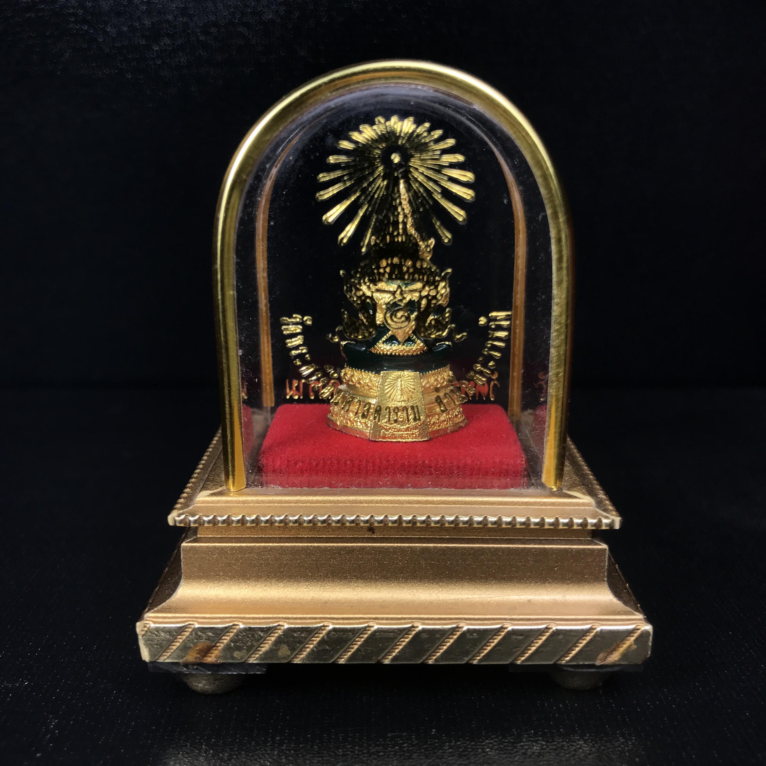 พระพุทธมหามณีรัตนปฏิมากร(พระแก้วมรกต) วัดพระศรีรัตนศาสดาราม สำนักพระราชวัง จัดสร้าง พิมพ์ฤดูร้อน หน้าตัก 1 นิ้วพร้อมครอบตู้เดิม(บรรจุมวลสารใต้ฐาน)