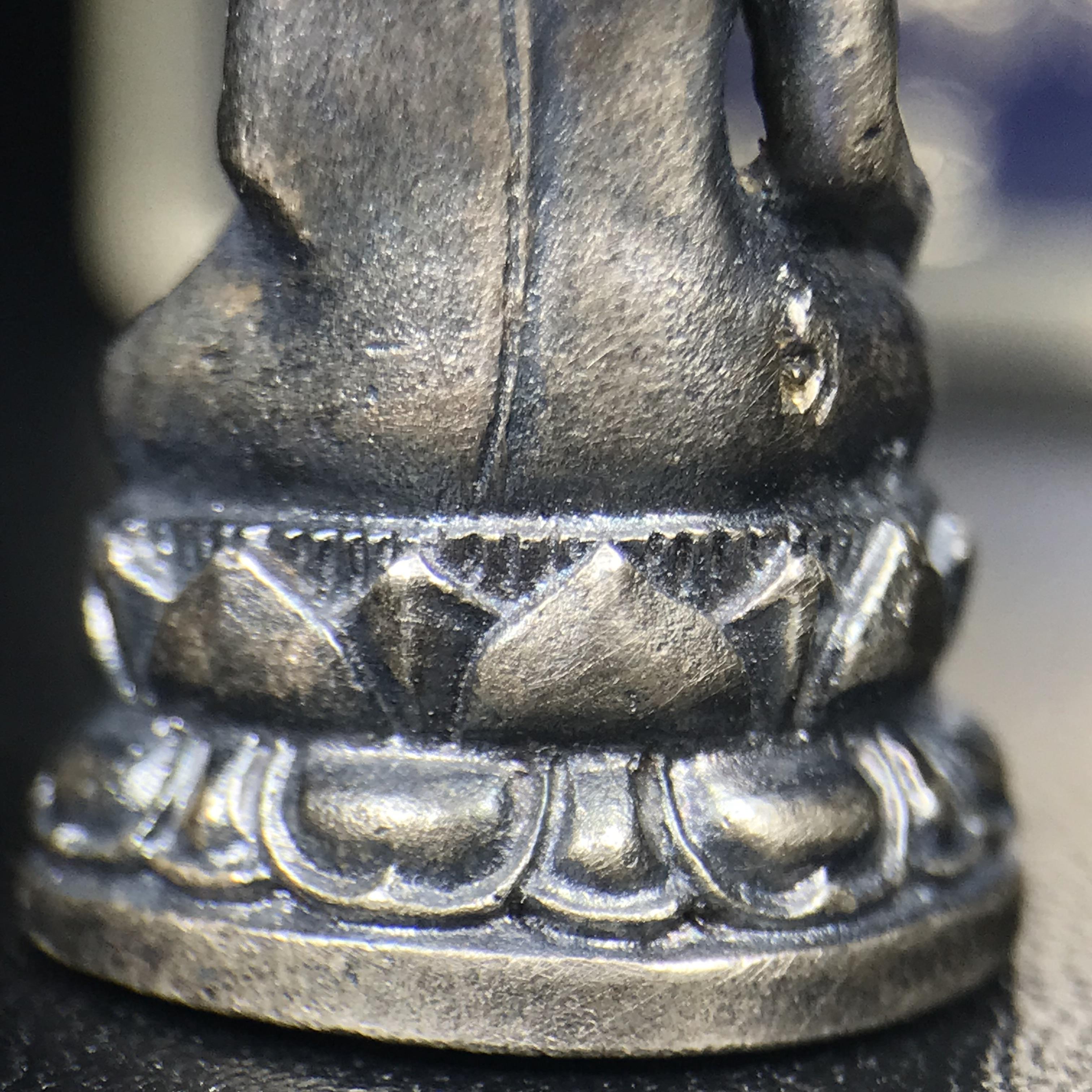 พระกริ่งไพรีพินาศ ภปร. รุ่นแรกของประเทศไทย วัดปทุมวนาราม ปี 2535 เนื้อเงิน(ผิวเดิม ผิวขึ้นรุ้งทั่วองค์ สวย งดงาม)(เข้มขลังทรงอานุภาพยิ่งใหญ่ กำราบศัตรูพ่ายสิ้น) ขนาดสูง 3 ซม. พร้อมกล่องบรรจุเดิมครบสมบูรณ์ (ในหลวงรัชกาลที่9เสด็จเททอง)(1ใน3000องค์)นิยมหายาก