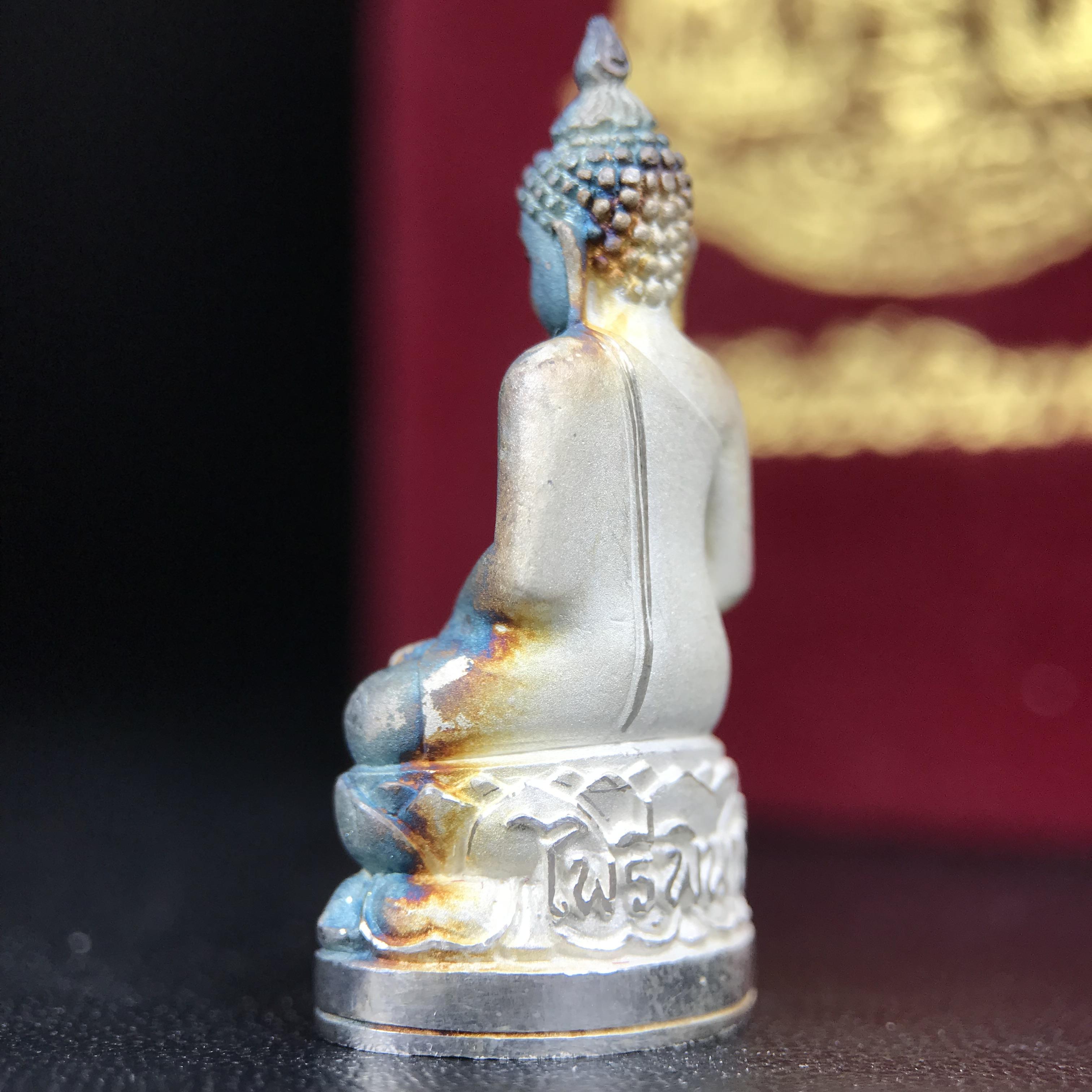 พระกริ่งไพรีพินาศ ตรากาญจนาภิเษก วัดบวรนิเวศวิหาร ที่ระลึกในหลวงรัชกาลที่9 ครองสิริราชสมบัติครบ 50ปี เนื้อเงิน(สภาพผิวเดิมขึ้นสีรุ้งธรรมชาติสวยแบบนิยม)(เสน่ห์พระเนื้อเงินสีสันที่ธรรมชาติสรรค์สร้าง)เข้มขลังทรงอานุภาพยิ่งใหญ่ กำราบศัตรูพ่ายสิ้น พระไพรีพินาศ