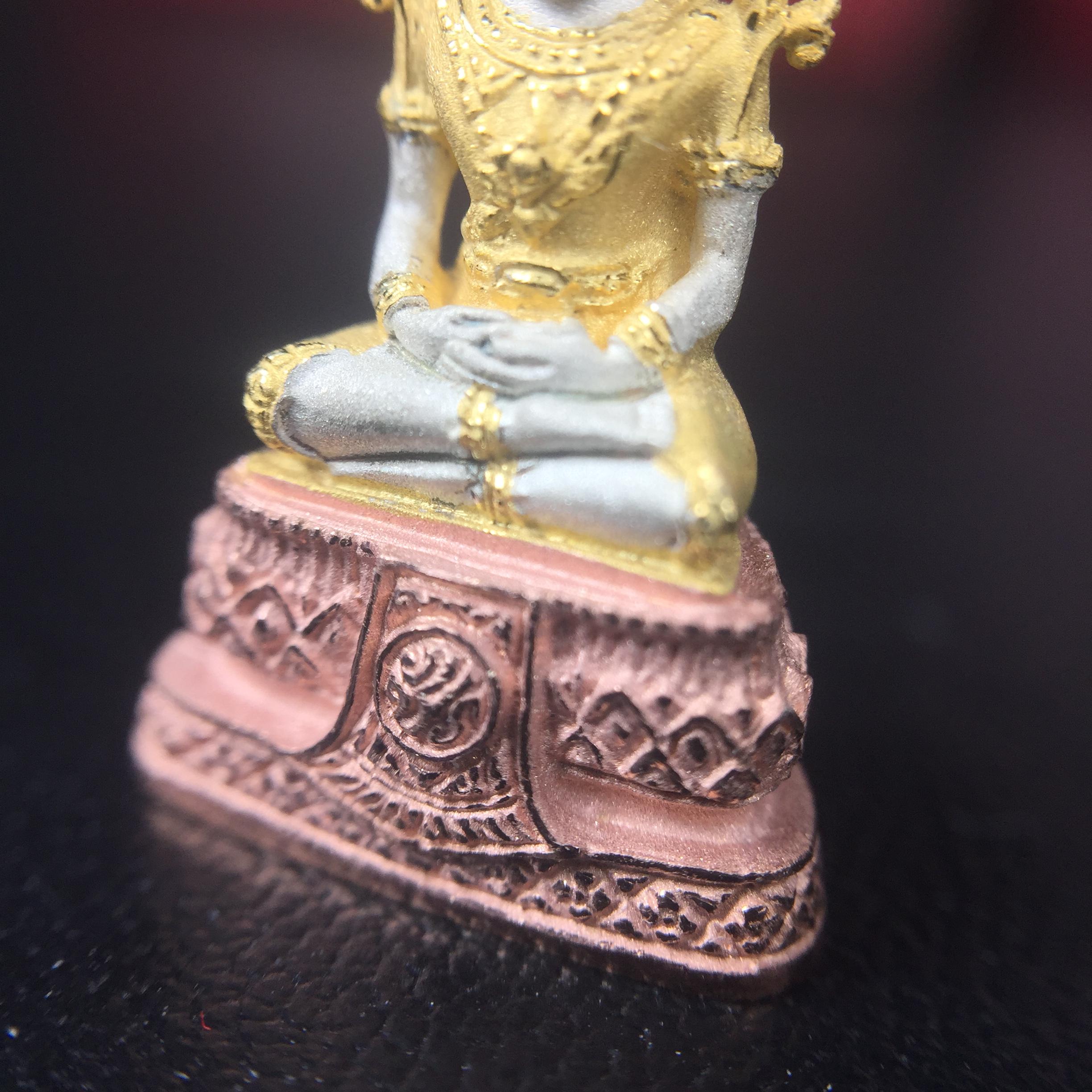 พระแก้วมรกต ภปร.(รุ่นแรก) ปี2545 รุ่นฉลองกรุงรัตนโกสินทร์ครบ 220 ปี เนื้อเงินสามกษัตริย์ พิมพ์เล็ก หล่อลอยองค์