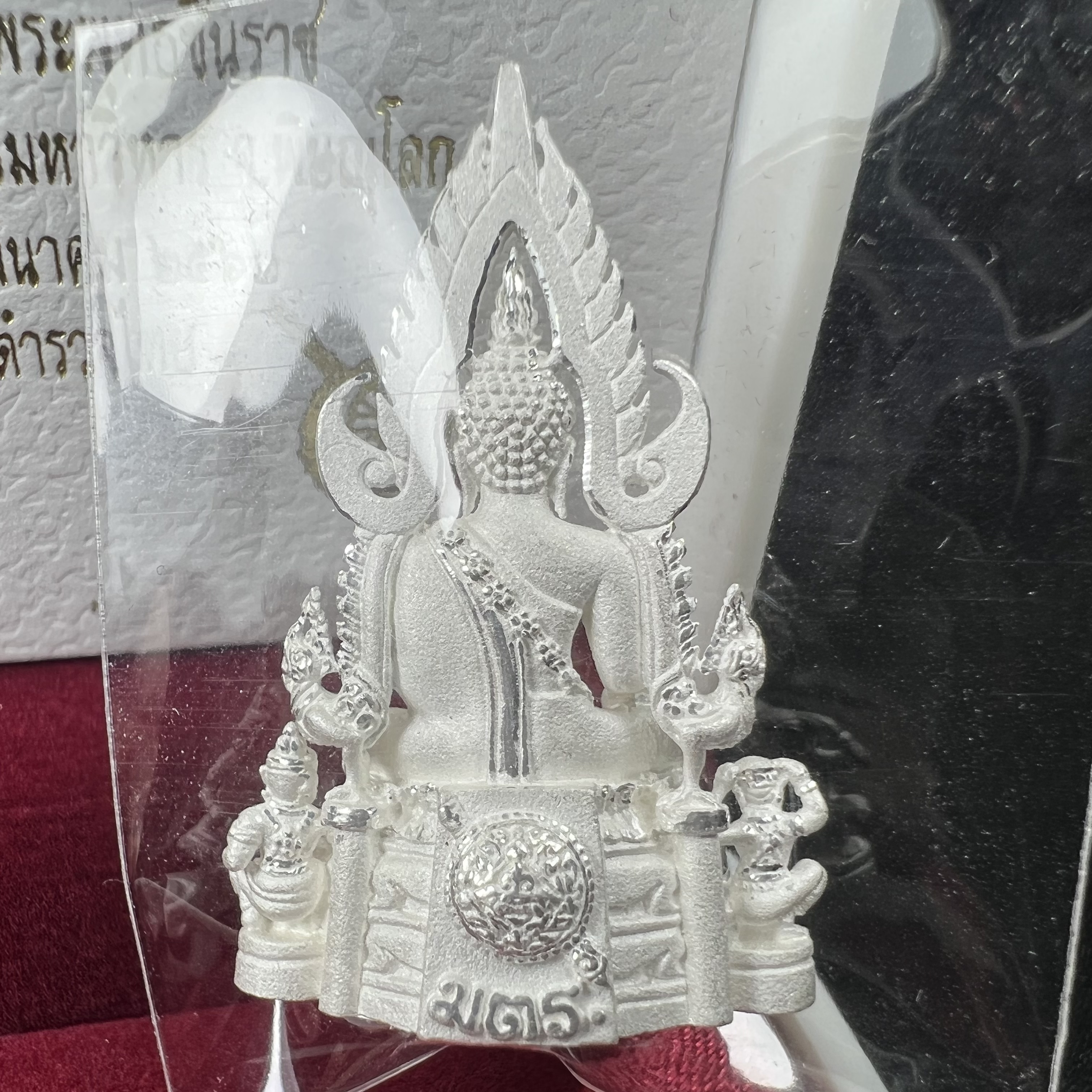 พระพุทธชินราช รุ่น ประวัติศาสตร์ มูลนิธิเพื่อตำรวจไทยจัดสร้าง ปี 2562 เนื้อเงินขัดเงา พิมพ์พระพุทธชินราช ลอยองค์ แบบจิวเวอร์รี่(ขนาดสูง 3.5 ซม.) (สภาพ สวย ซีนซองเดิม กล่องบบรรจุเดิมครบสมบูรณ์)