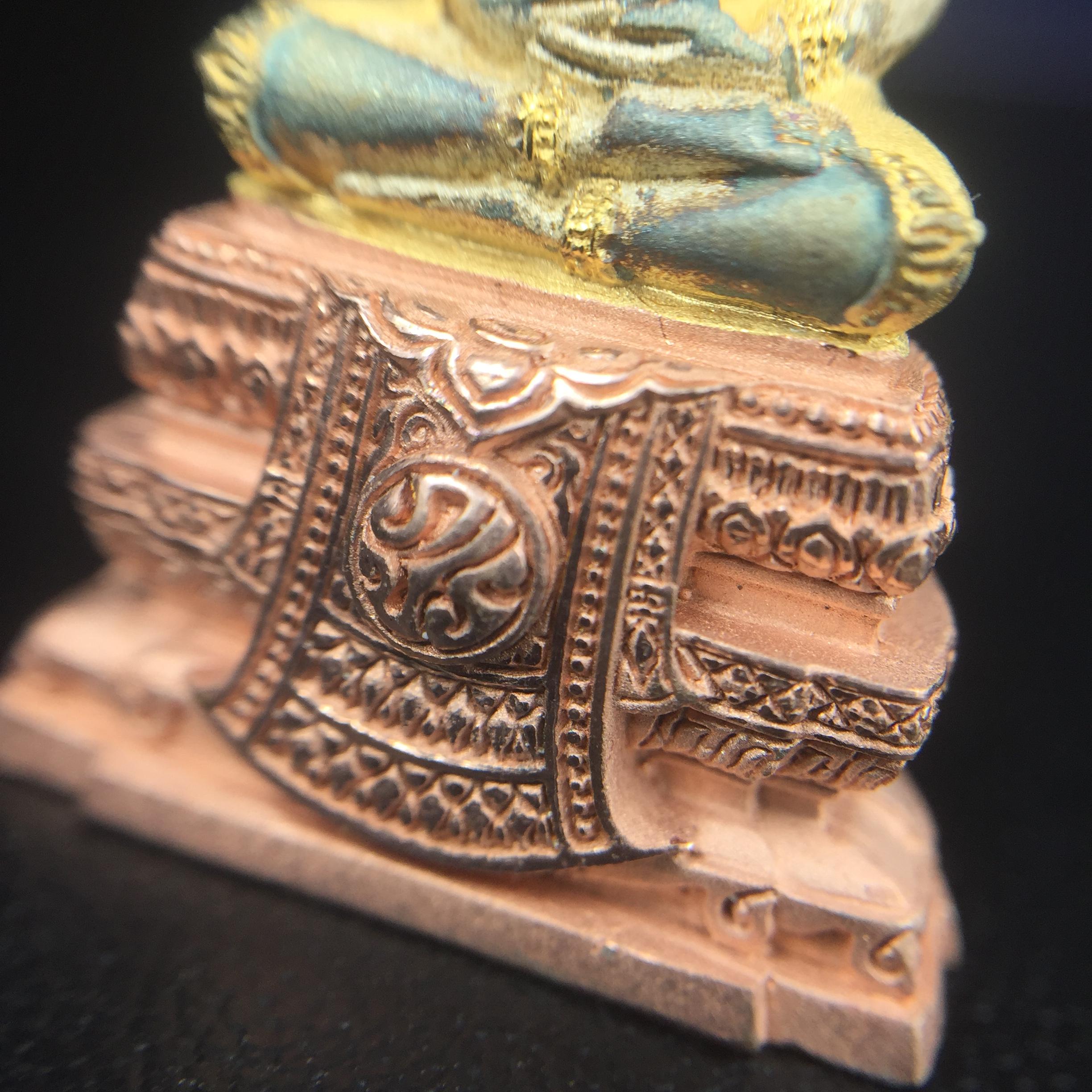 พระแก้วมรกต ภปร. ปี2547 จัดสร้างโดย รพ.ภูมิพลฯ เนื้อเงิน (3 กษัตริย์)ลอยองค์ หน้าตัก 1/2 นิ้ว (สภาพผิวเดิม ขึ้นสีรุ้งธรรมชาติ แบบนิยม) (1ใน3000องค์)