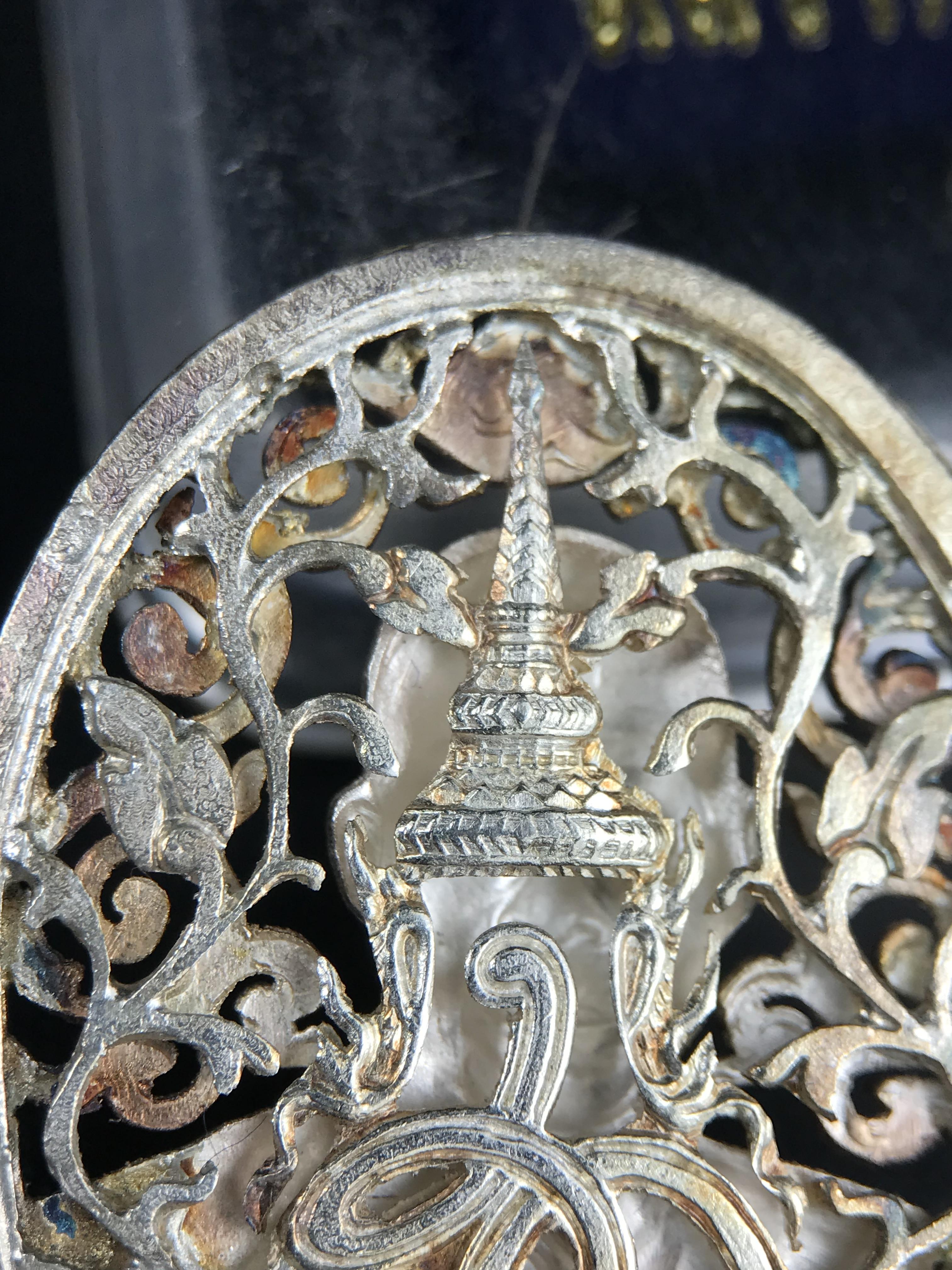 เหรียญหลวงพ่อคูณ ปริสุทโธ วัดบ้านไร่ รุ่น สก. ปี 2536 พิมพ์ลายฉลุ เนื้อเงิน(ผิวเดิมรุ้งสวยมาก) งานมหามงคลเฉลิมพระชนมพรรษา 5 รอบ สมเด็จพระบรมราชินีนาถ จัดสร้างโดย กองพลทหารราบที่๒ ทหารเสือราชินี รักษาพระองค์ (พิธีใหญ่ ประวัติชัดเจน อีกหนึ่งรุ่นยอดนิยม)