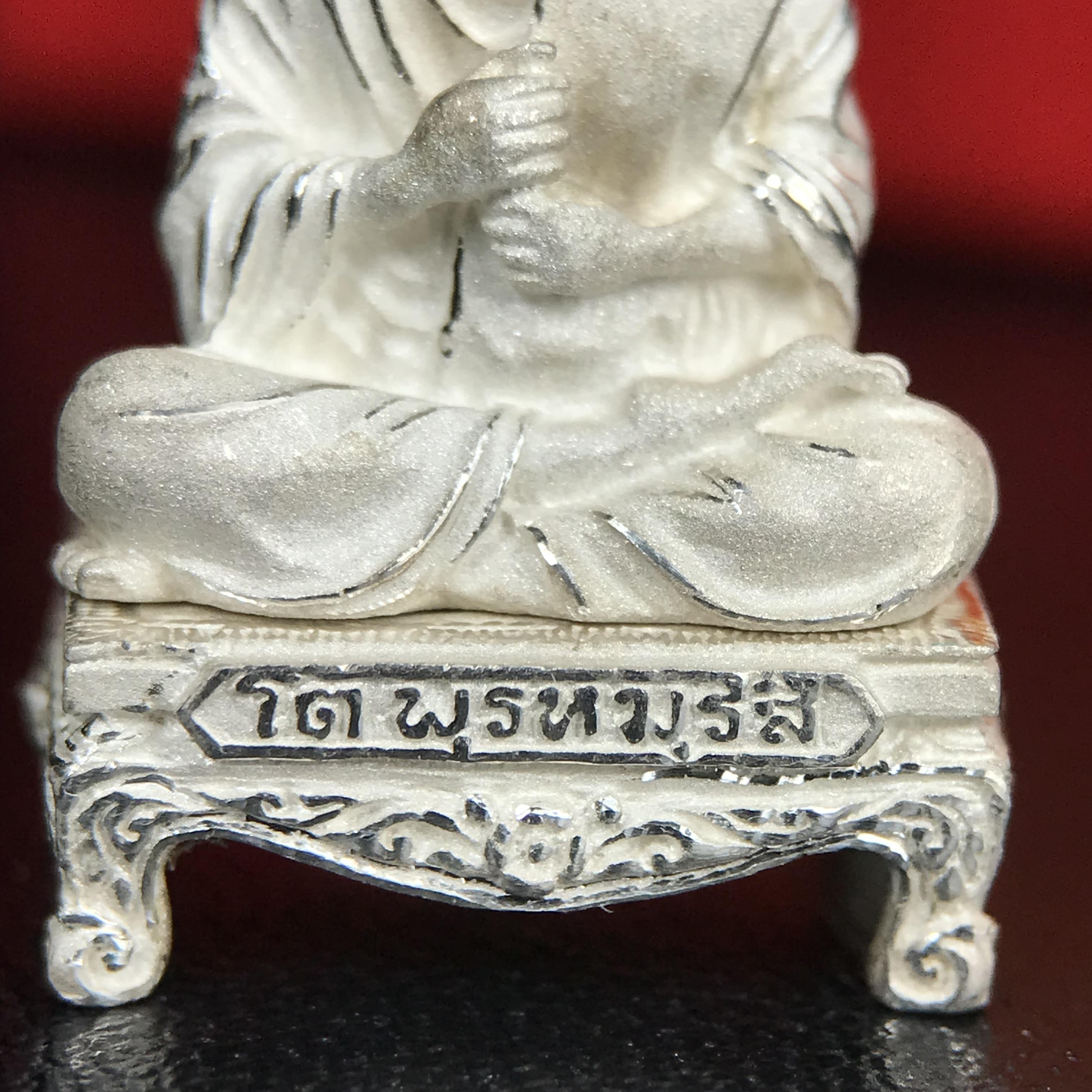 สมเด็จพุฒาจารย์ (โต พรหมรังสี) อนุสรณ์ 128 ปี สมเด็จพระญาณสังวร สมเด็จพระสังฆราช ทรงเมตตาอธิฐานจิต ปี 2543 มหาพุทธาภิเษก 3วาระ รูปเหมือนลอยองค์พิมพ์ใหญ่เนื้อเงิน ขนาด 1.5 x 2.5 ซม. ทรงคุณค่าทั้งด้านความงานด้านพุทธศิลป์ และพุทธคุณ(องค์หมายเลข ๑๐๘(เลขสวย)